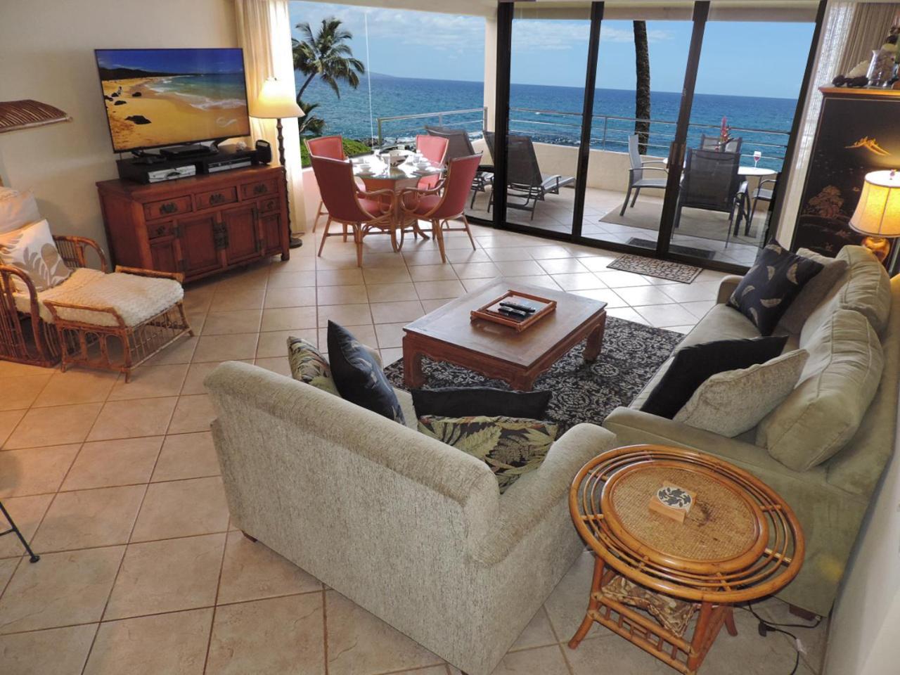Apartment with Pool View