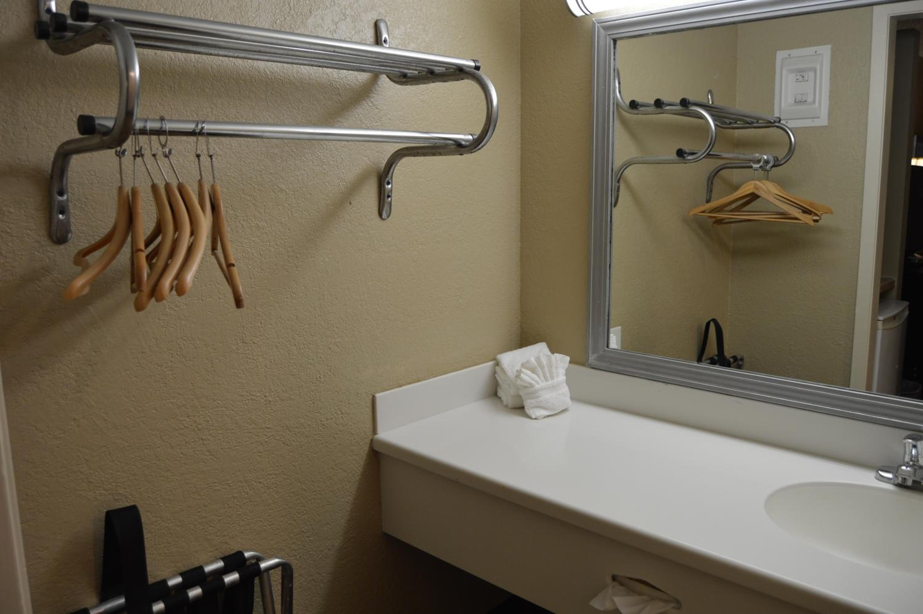 Double Room with Two Double Beds - Smoking - Photo 3