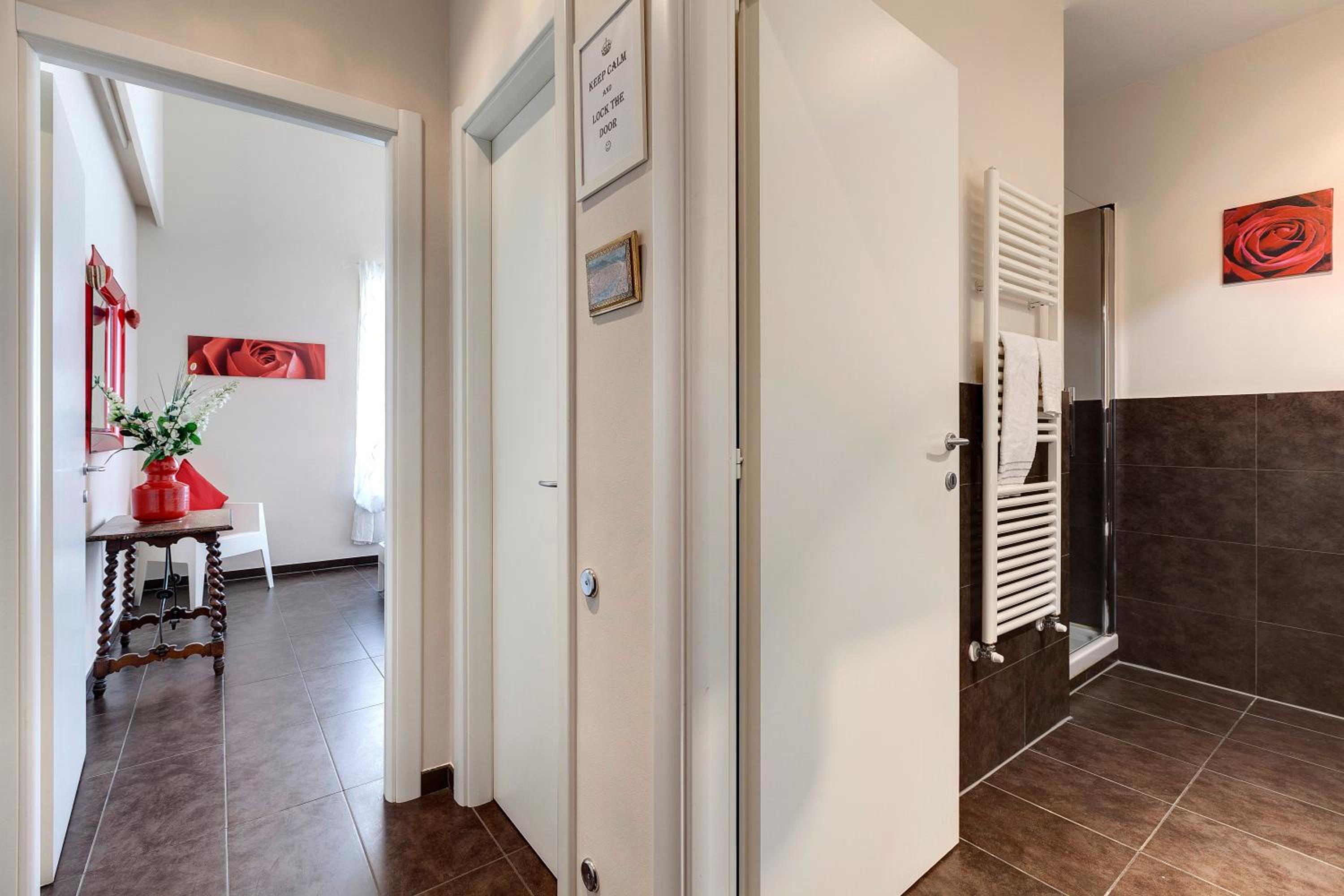One-Bedroom Apartment photo 2