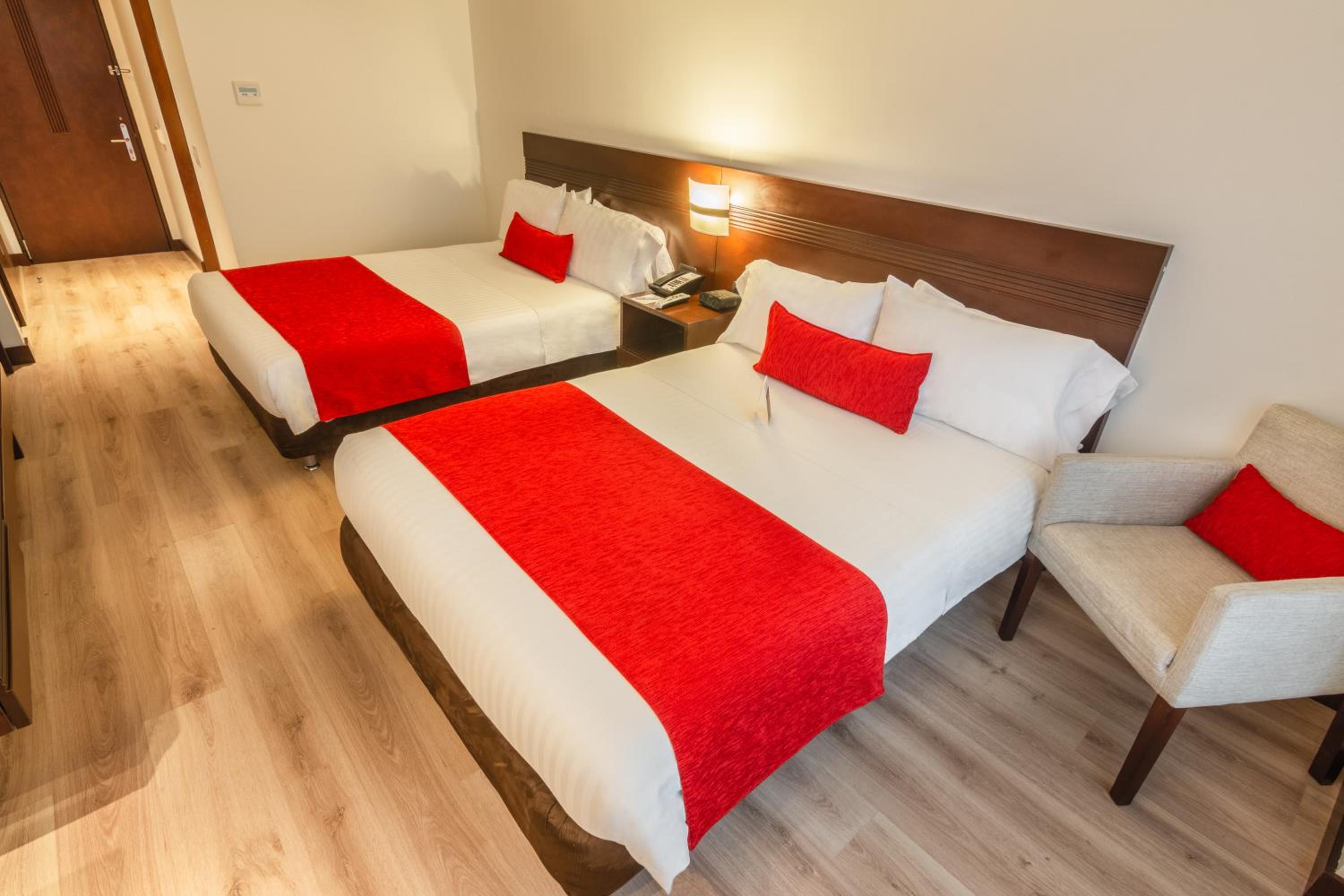 Room with Two Single Beds - Photo 5
