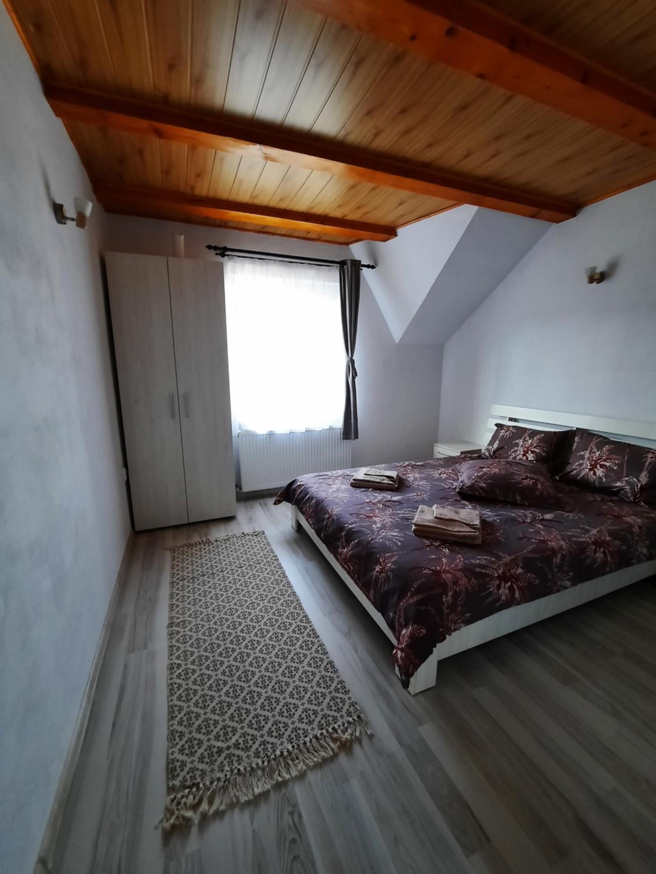 Five-Bedroom House - Photo 16