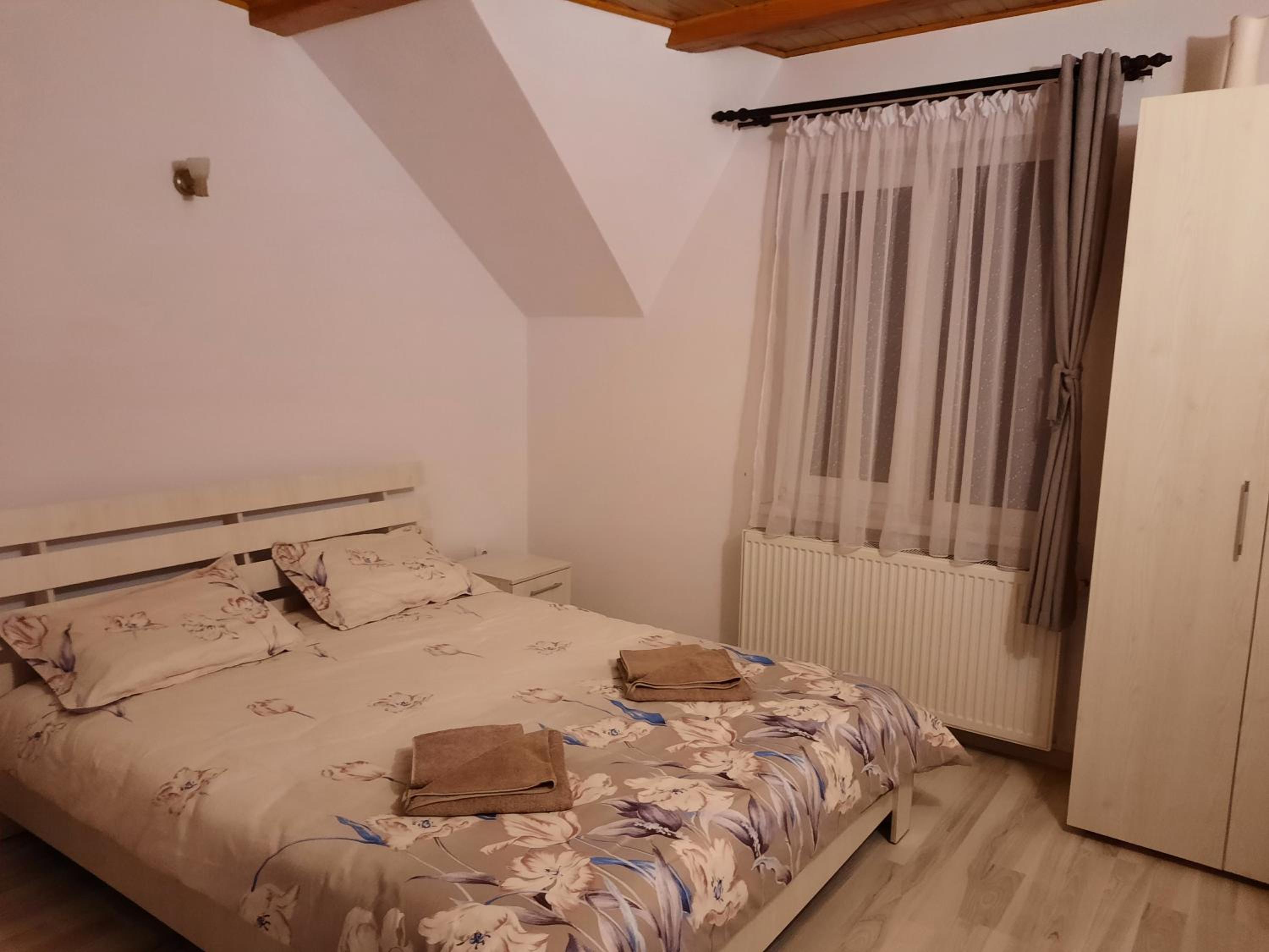 Five-Bedroom House - Photo 18