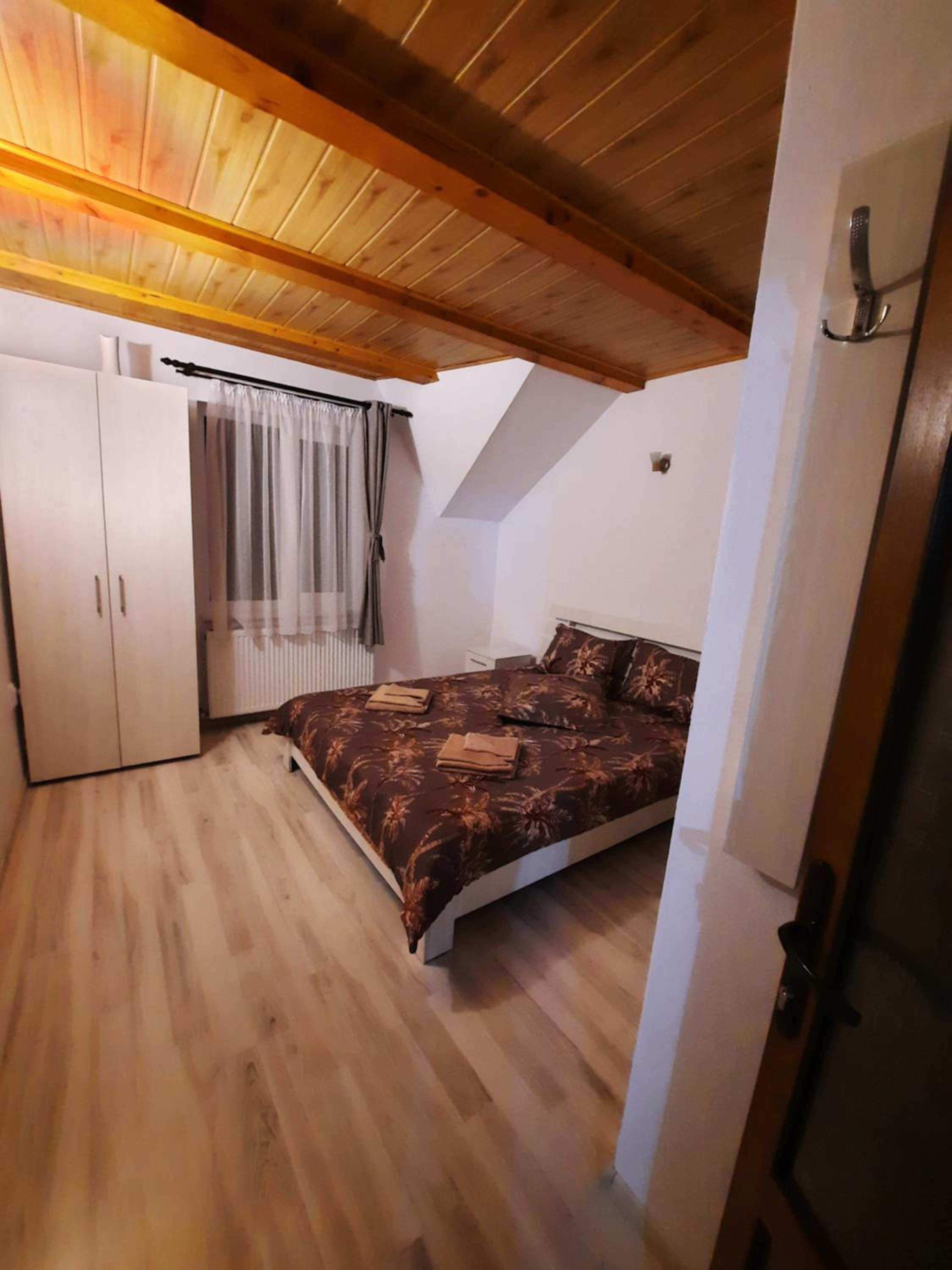 Five-Bedroom House - Photo 20