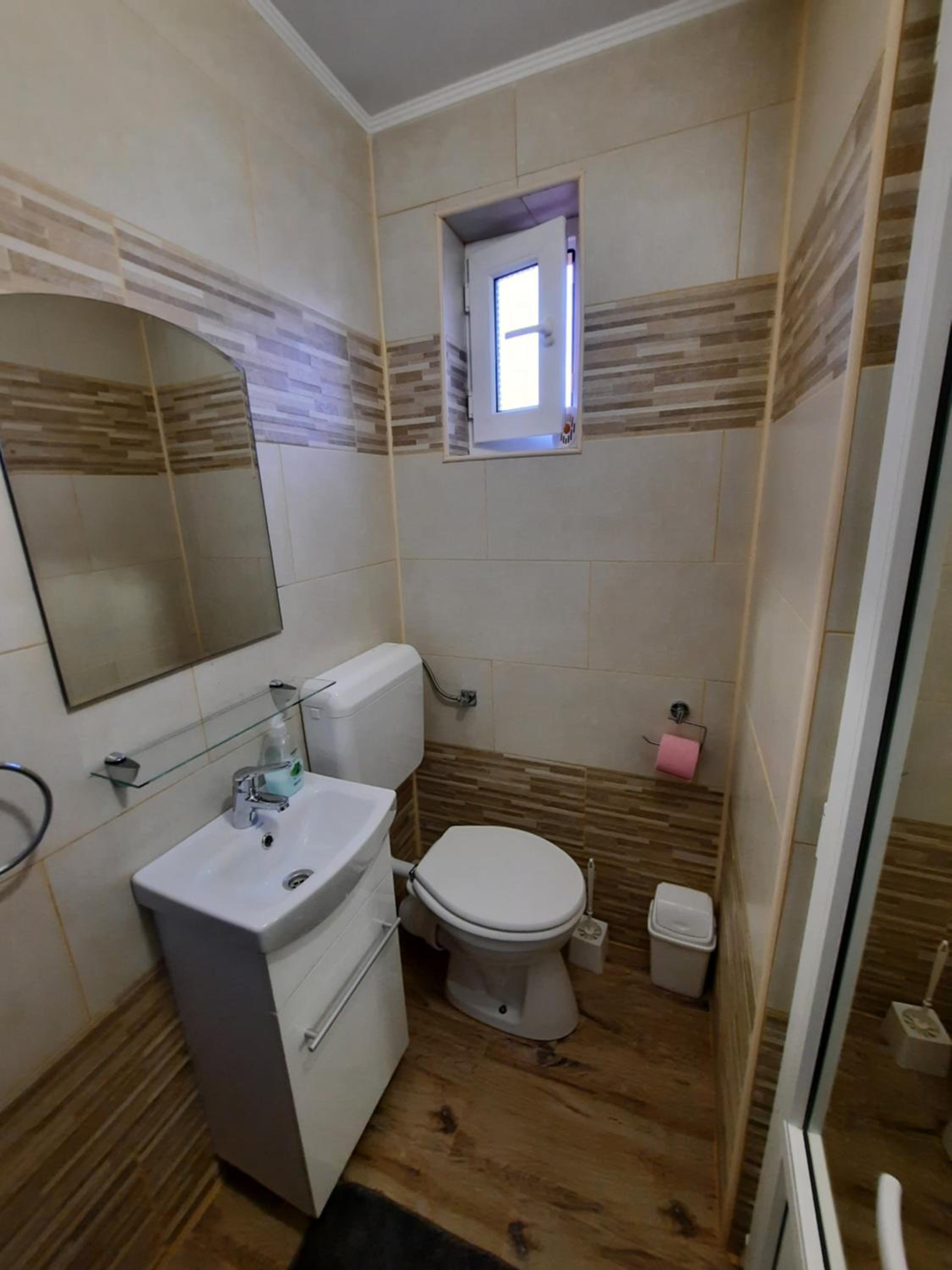 Five-Bedroom House - Photo 2