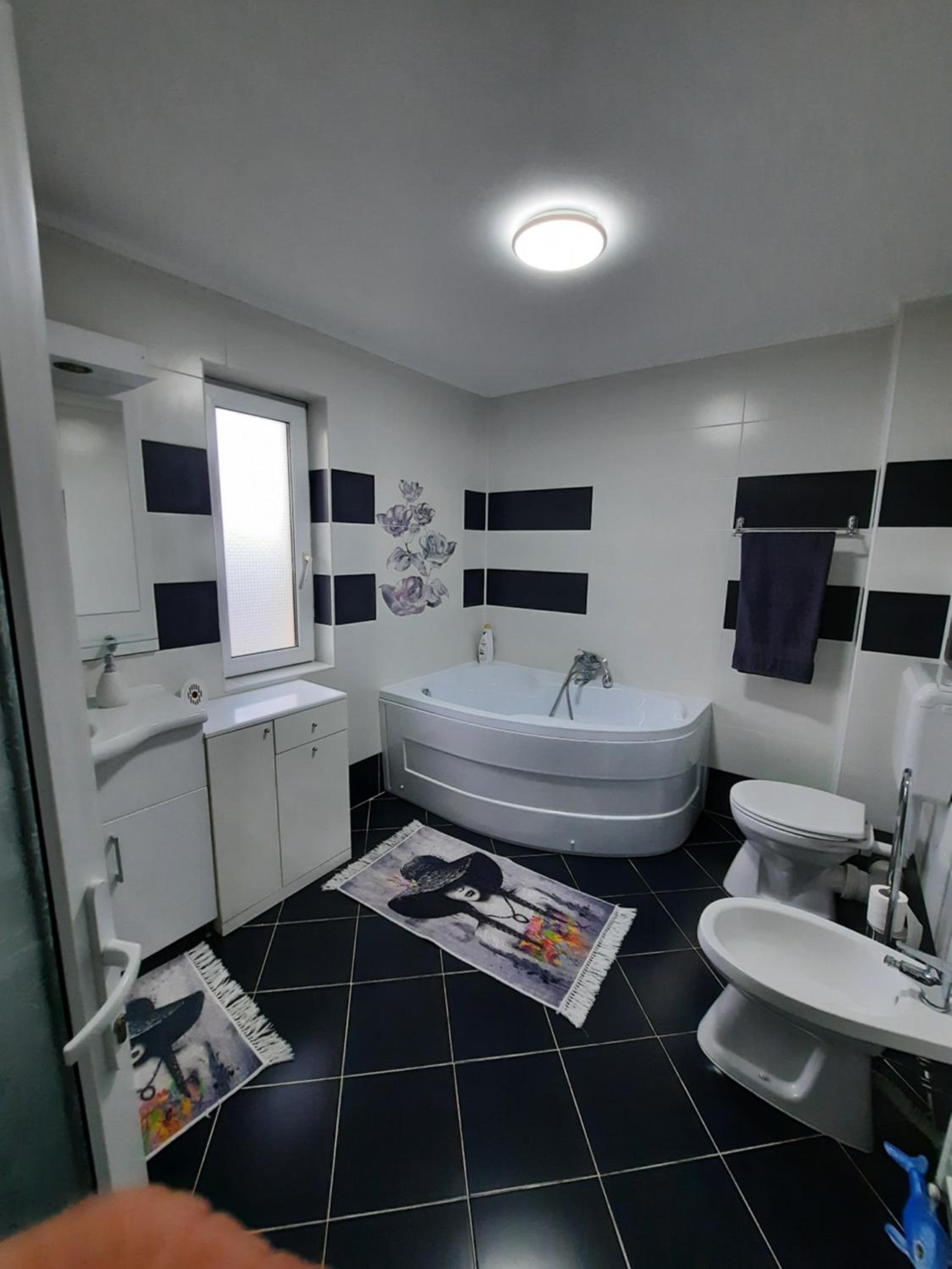 Five-Bedroom House - Photo 3