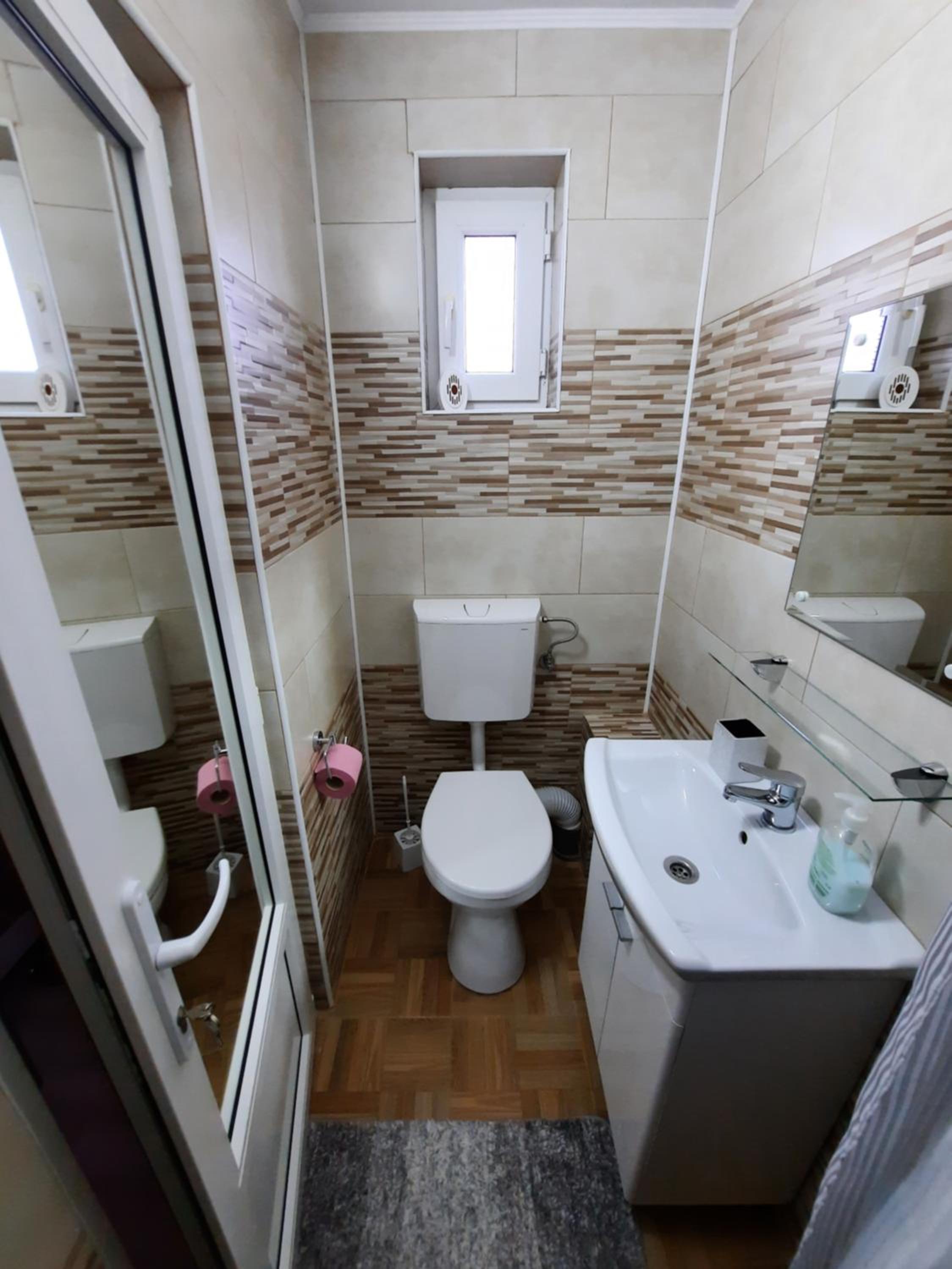 Five-Bedroom House - Photo 5