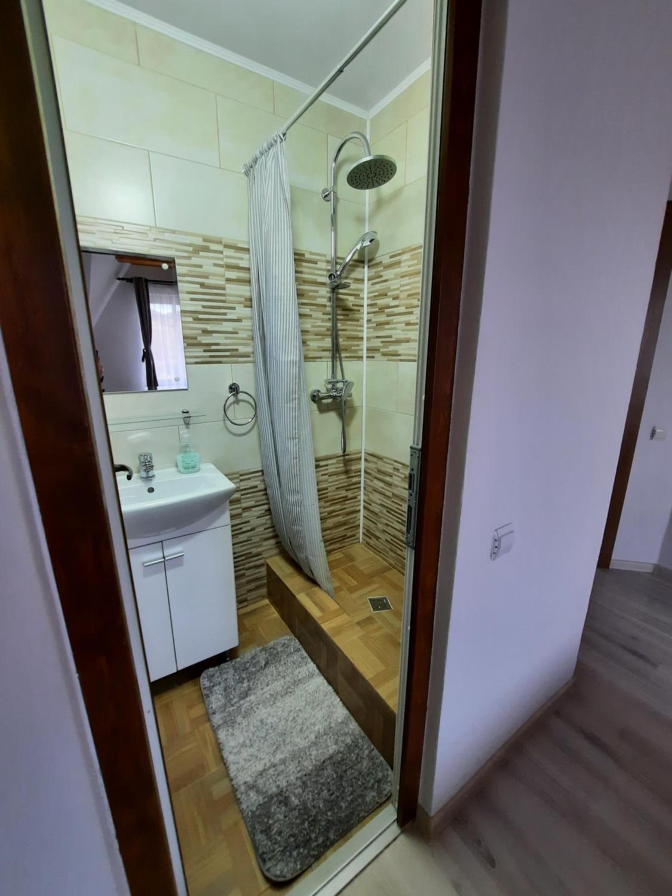 Five-Bedroom House - Photo 12