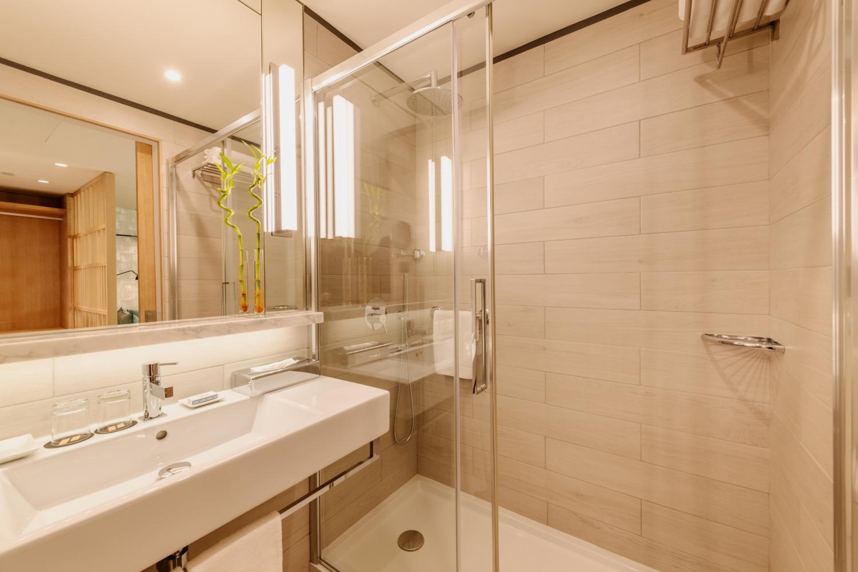 Double or Twin Room with River View - Photo 4