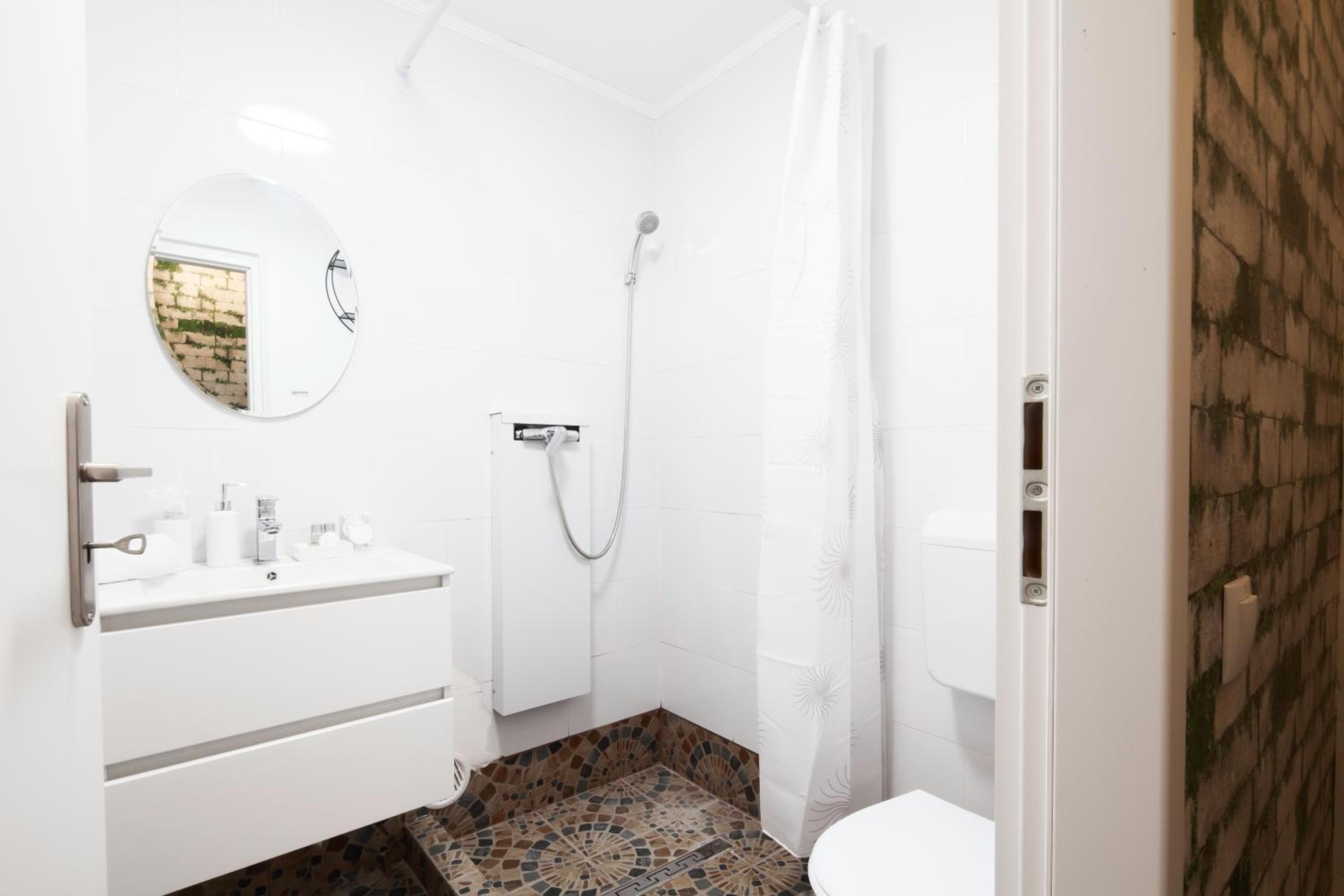 One-Bedroom Apartment - Photo 9