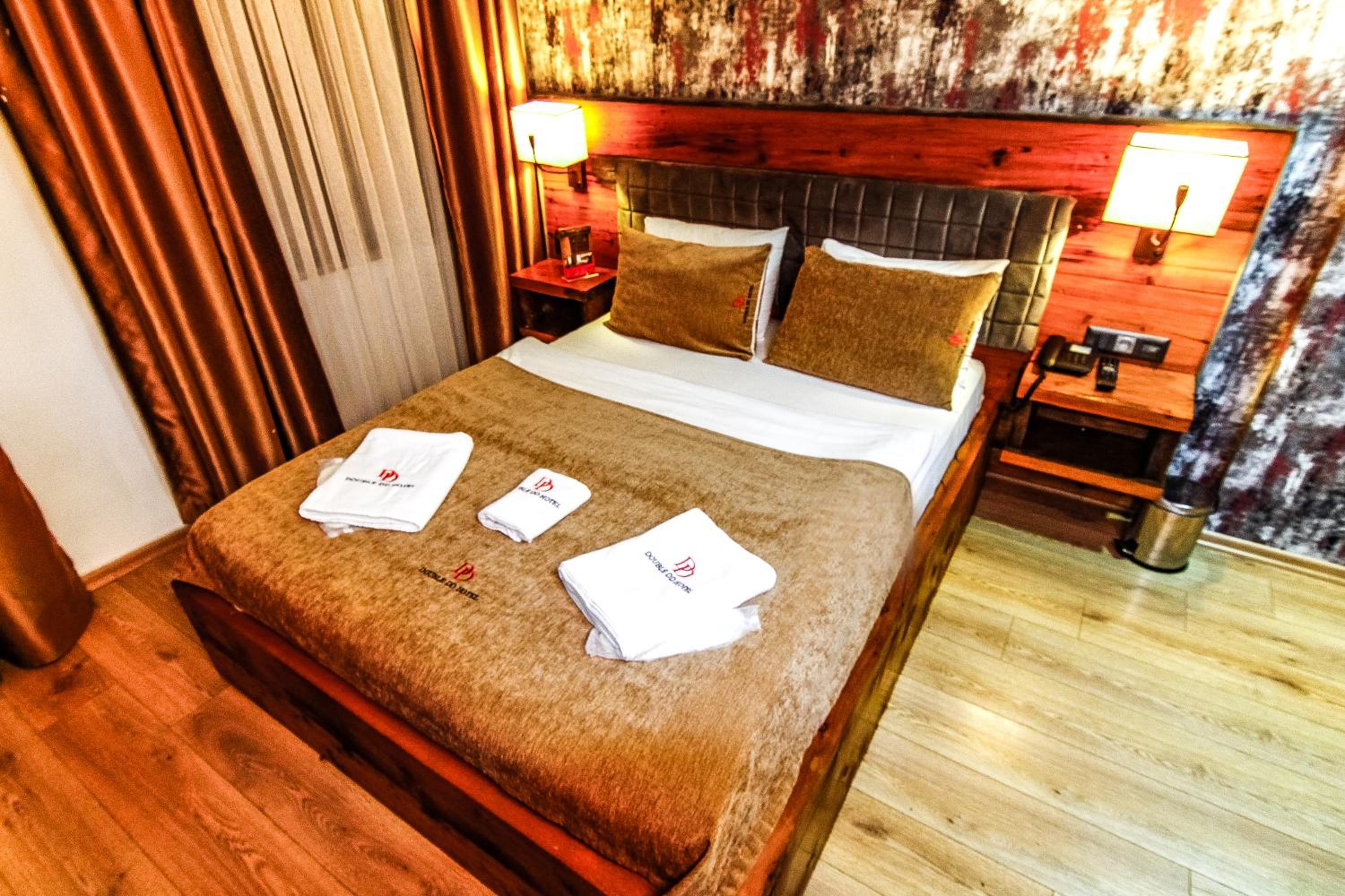 Queen Room photo 2