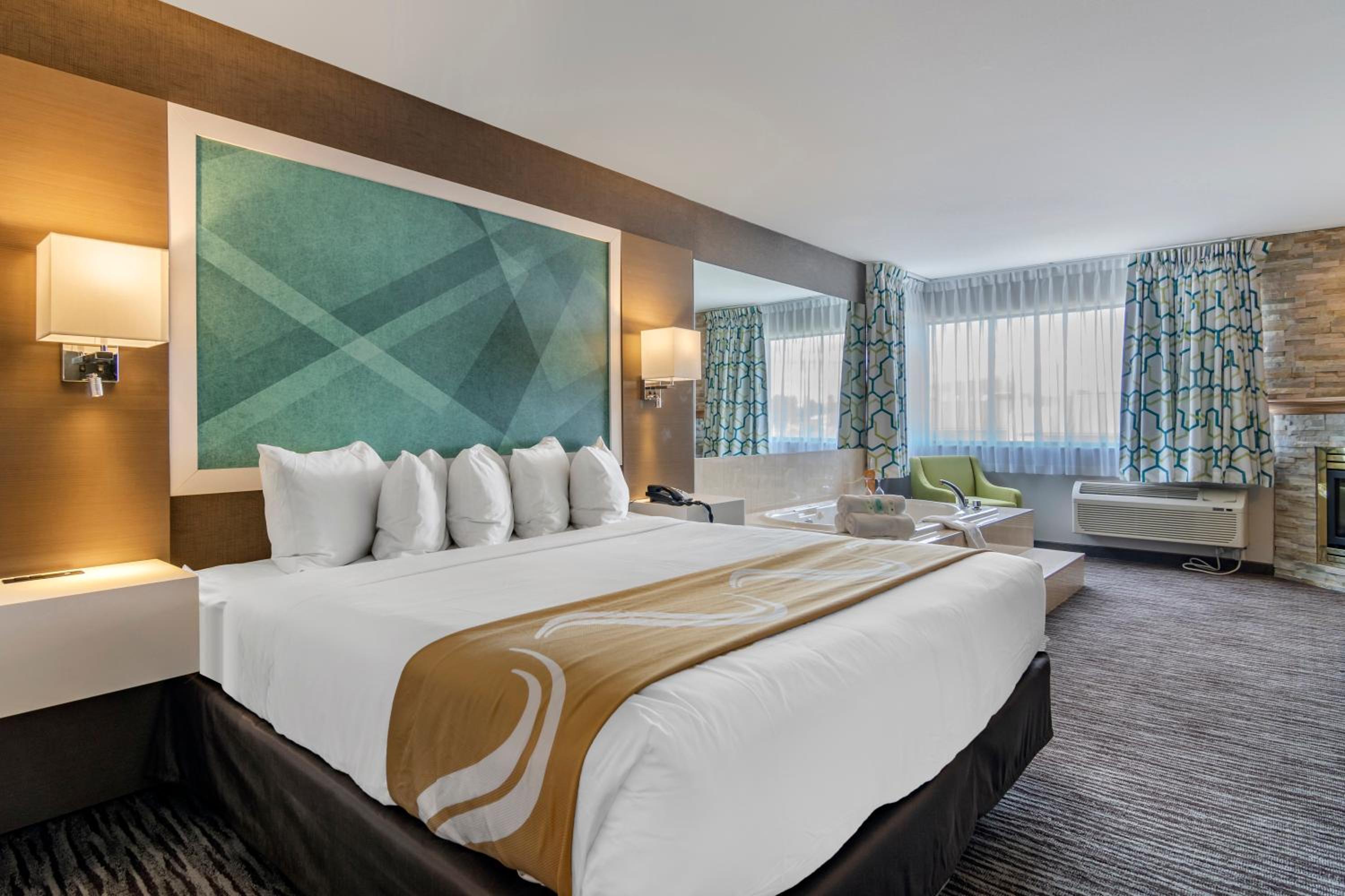 King Suite with Jacuzzi  - Photo 6