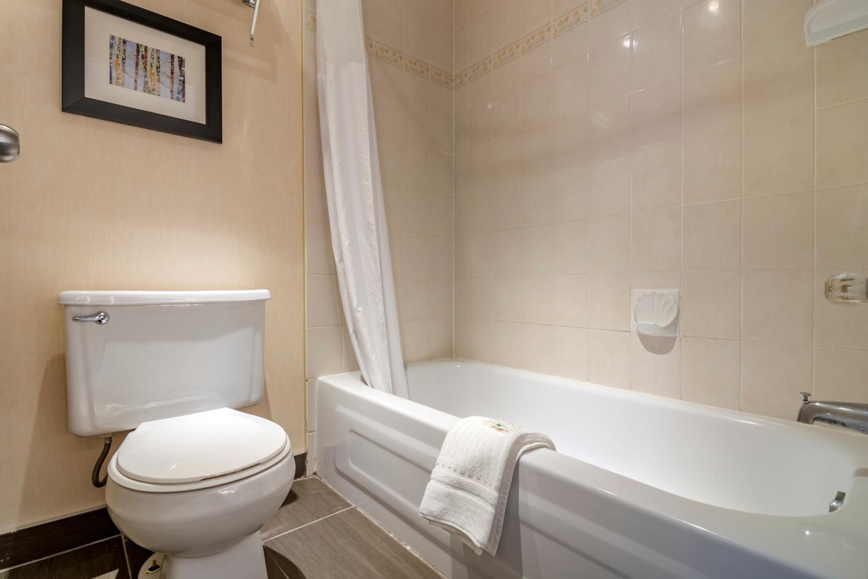 Queen Room with Two Queen Beds - Non-Smoking - Photo 6