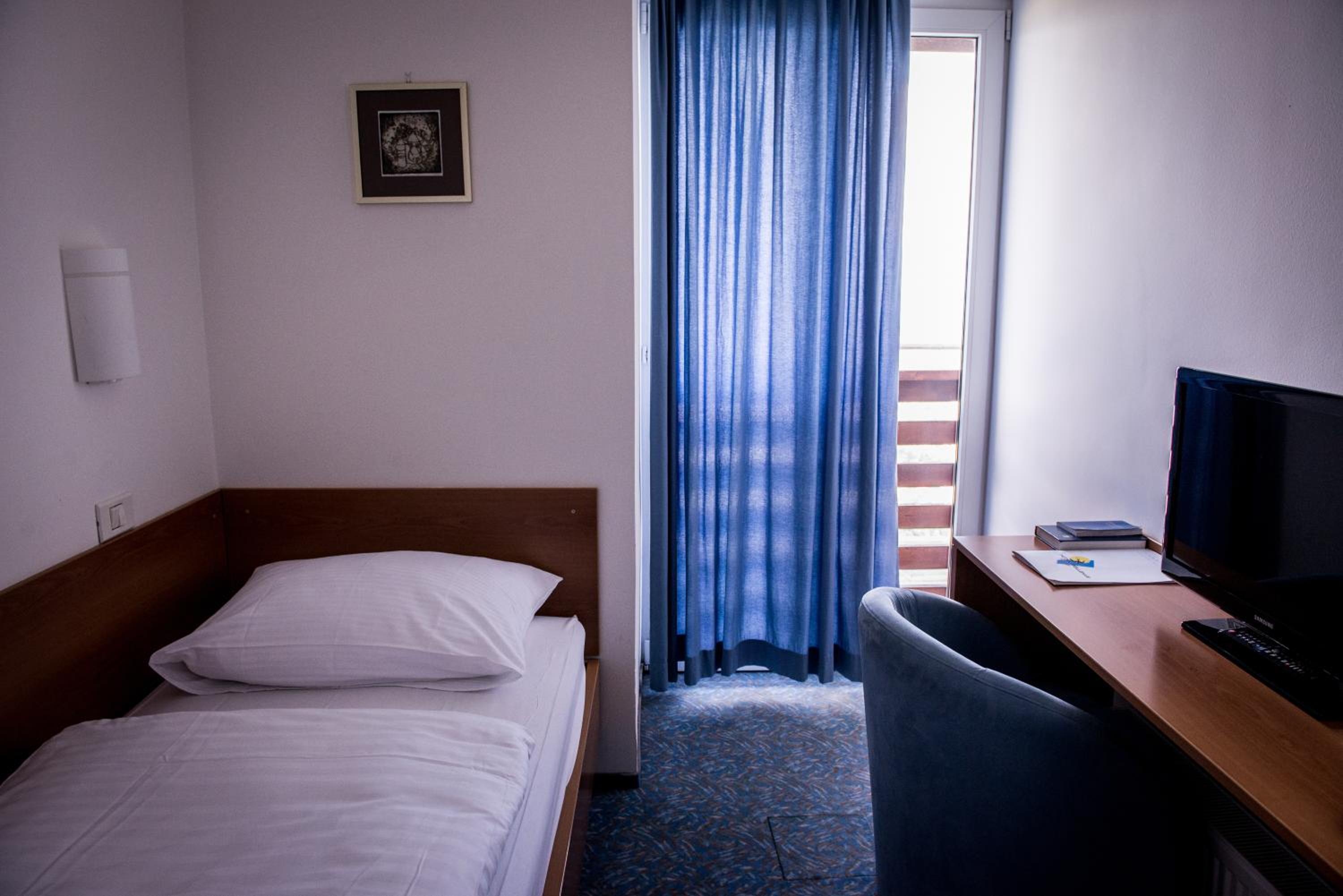 Small Single Room photo 3