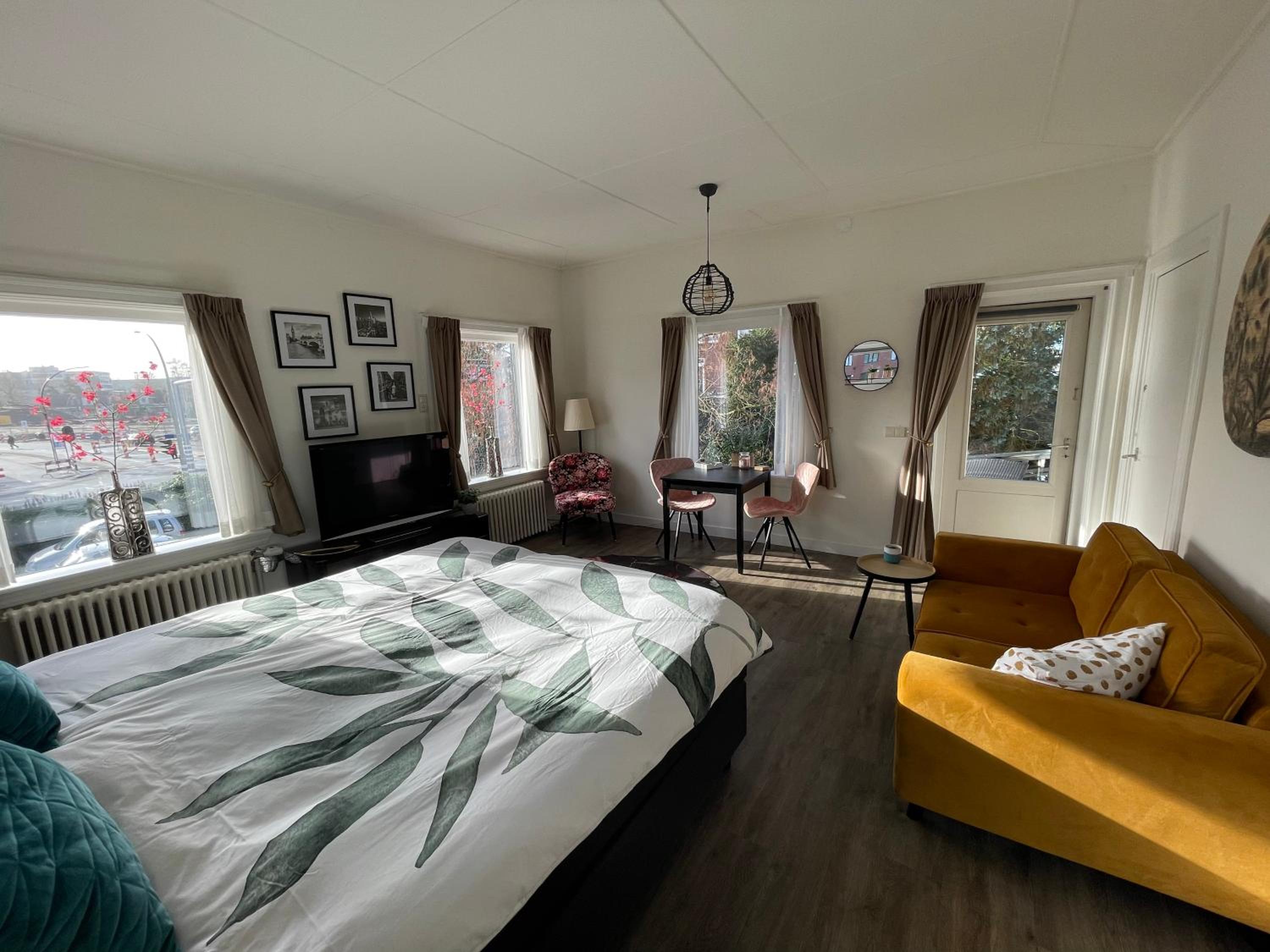 Deluxe Apartment with Balcony - Photo 38