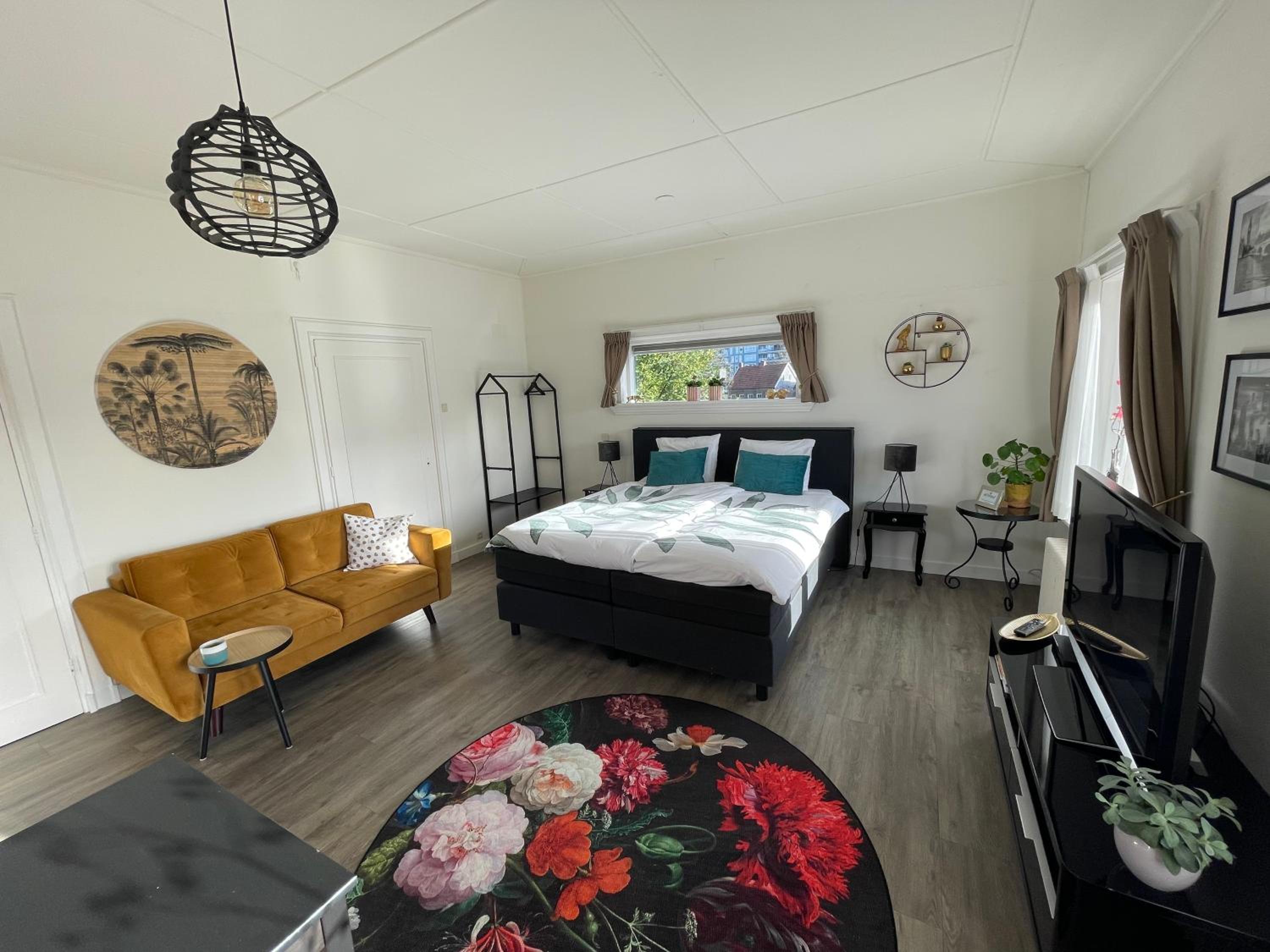 Deluxe Apartment with Balcony - Photo 37