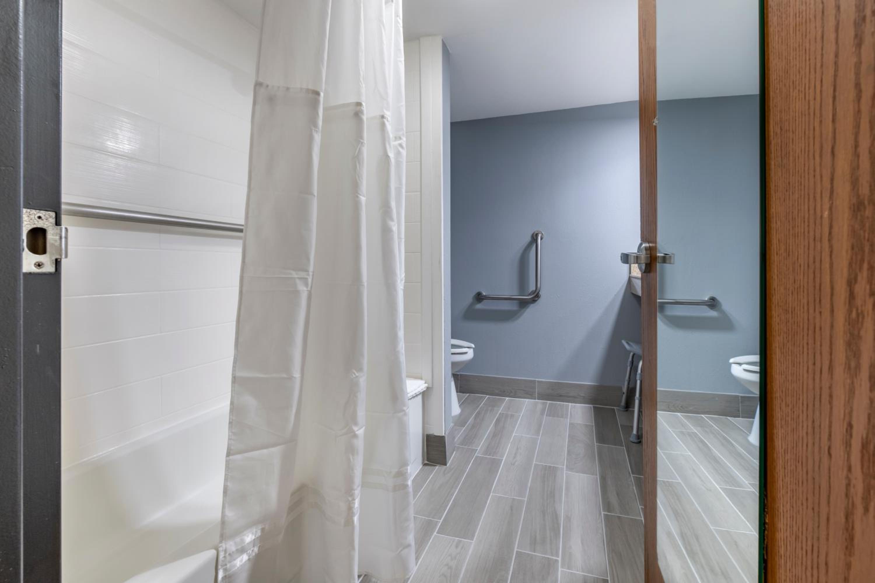 King Room with Bath Tub - Disability Access/Non-Smoking  - Photo 4