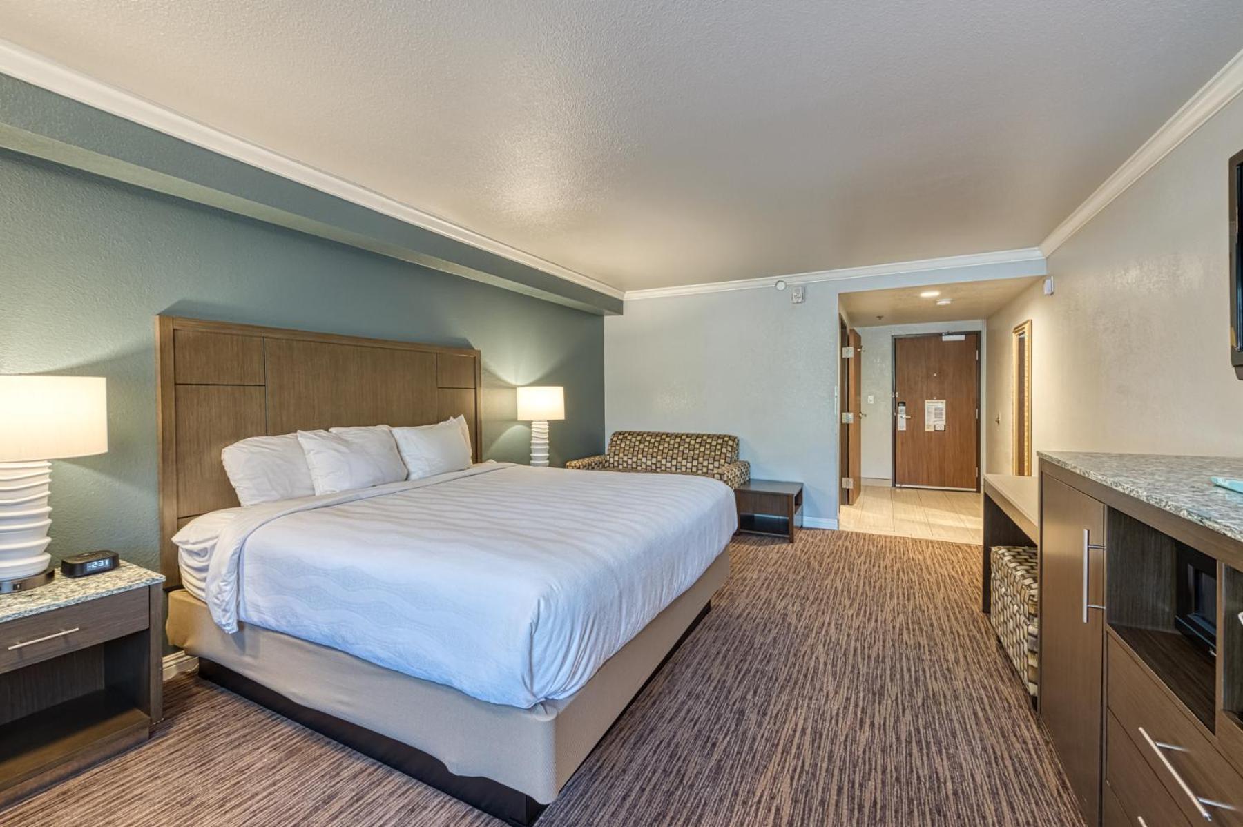 King Room with Roll-In Shower - Accessible/Non Smoking - Photo 5