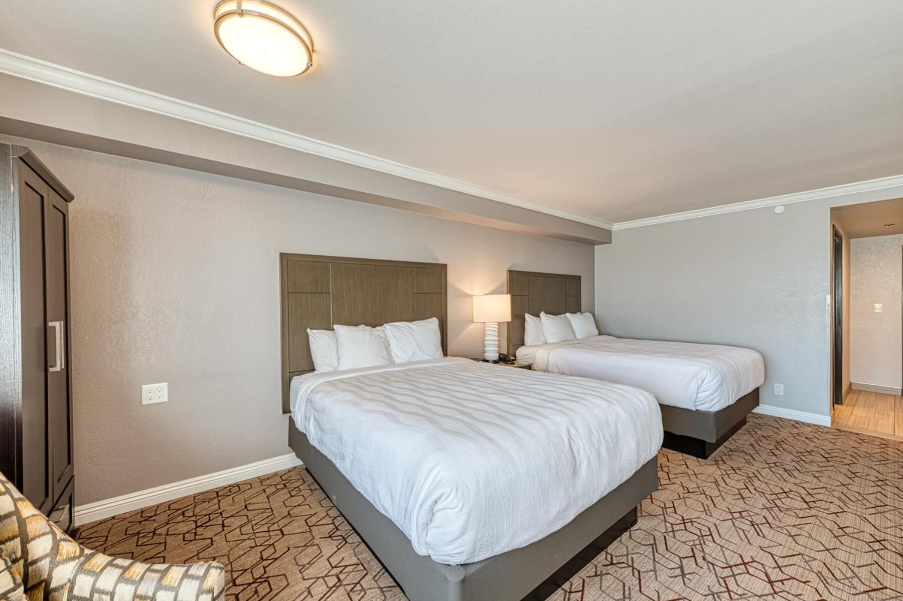 Queen Room with Two Queen Beds with Accessible Tub - Accessible/Non Smoking - Photo 8