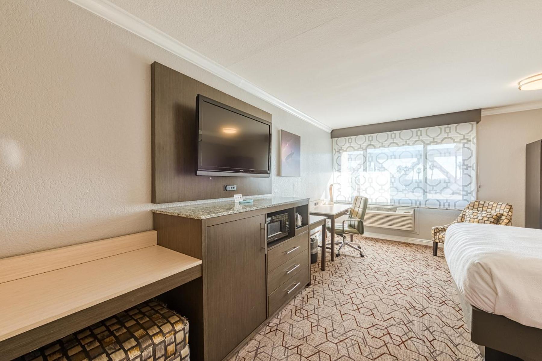 Queen Room with Two Queen Beds with Accessible Tub - Accessible/Non Smoking - Photo 9