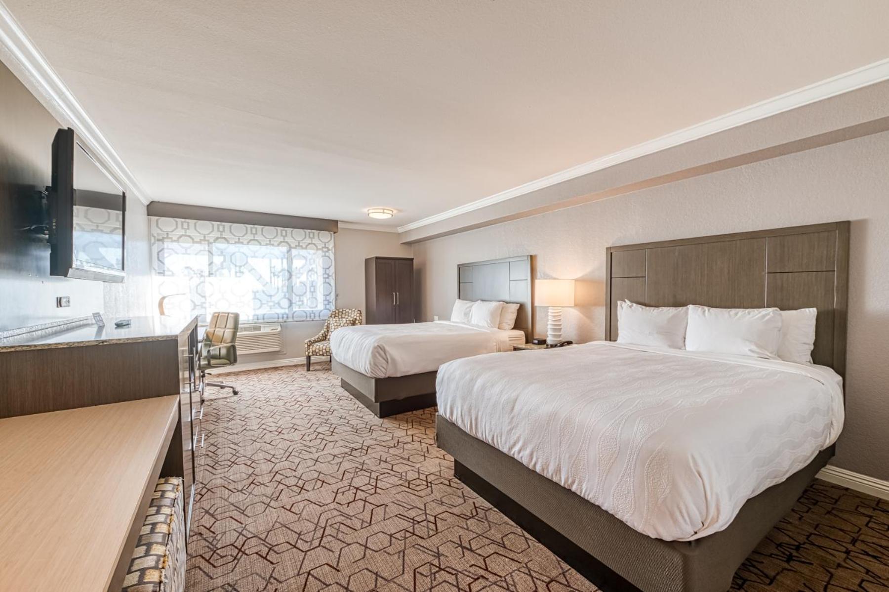 Queen Room with Two Queen Beds with Accessible Tub - Accessible/Non Smoking - Photo 11