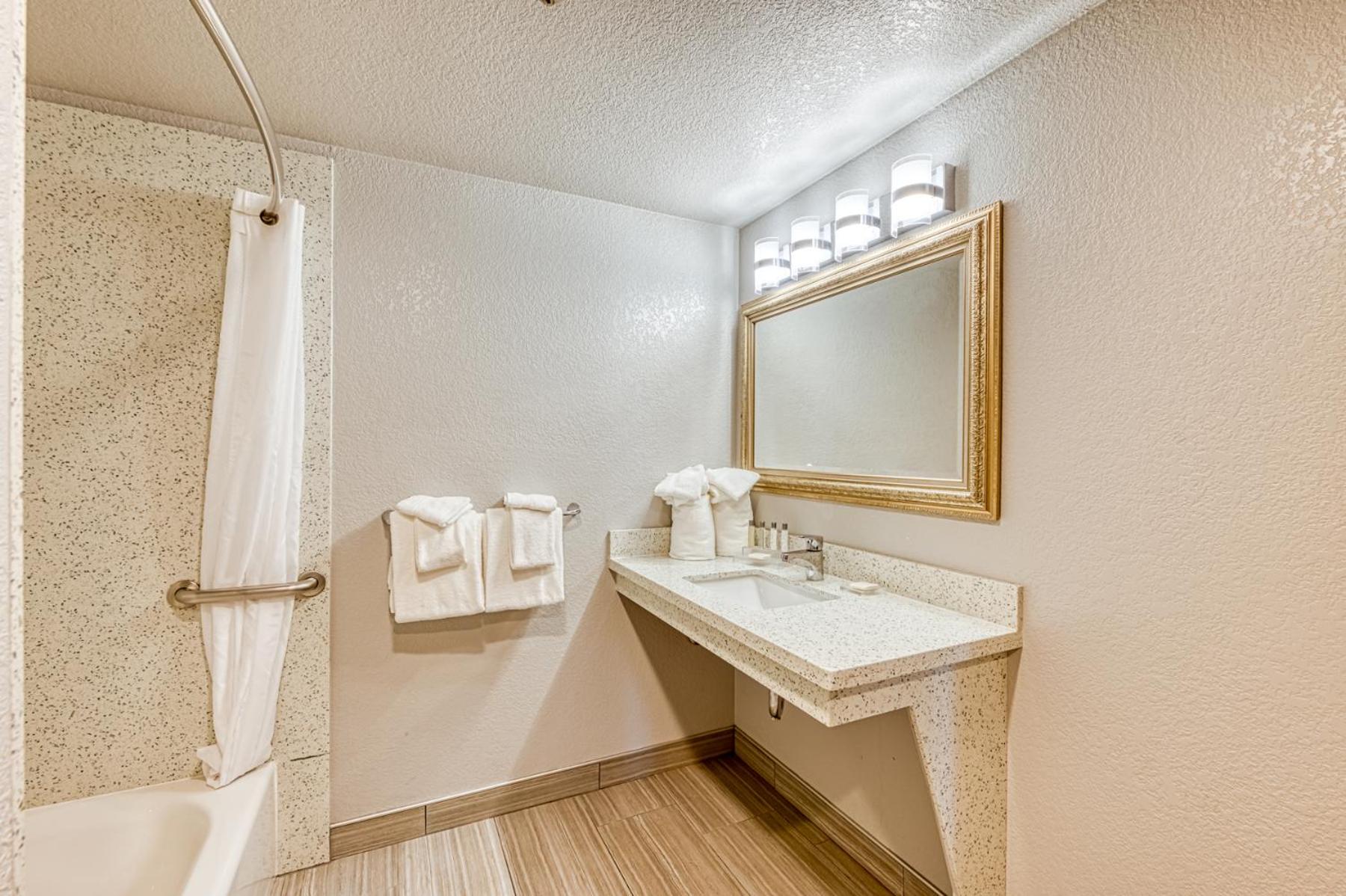 Queen Room with Two Queen Beds with Accessible Tub - Accessible/Non Smoking - Photo 12