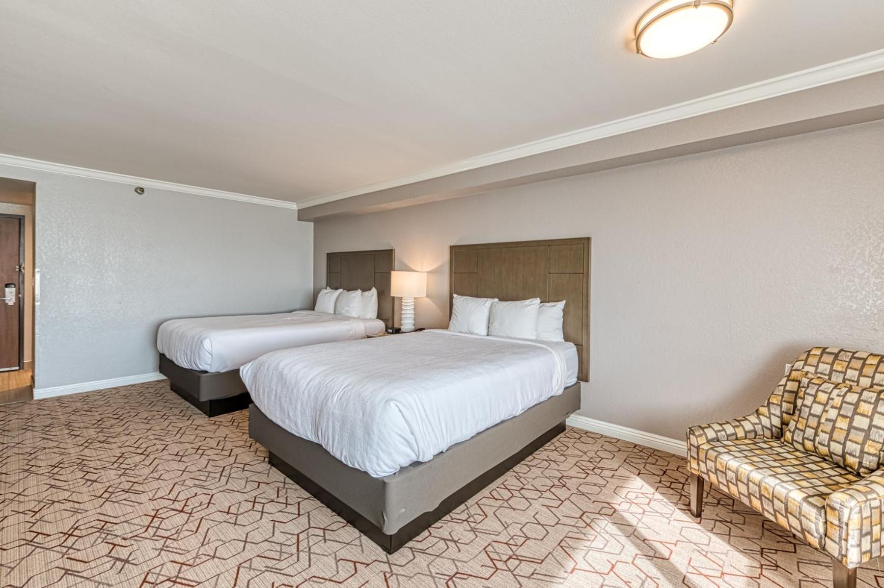 Standard Queen Room with Two Queen Beds - Non Smoking  - Photo 6