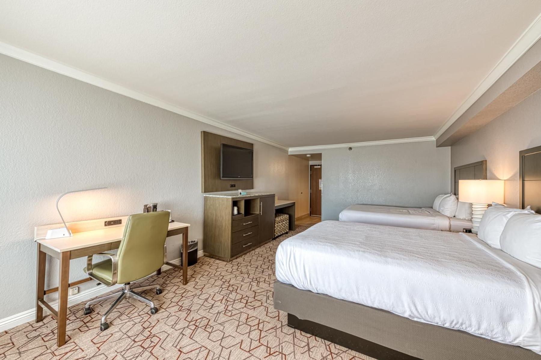 Standard Queen Room with Two Queen Beds - Non Smoking  - Photo 2