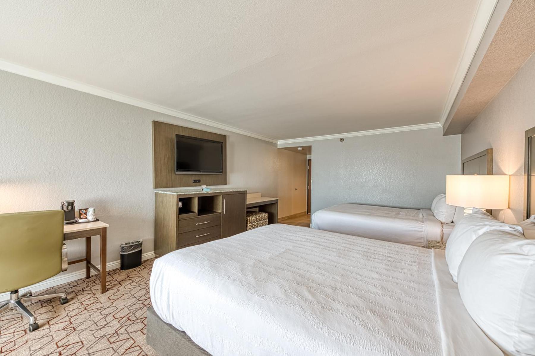 Standard Queen Room with Two Queen Beds - Non Smoking  - Photo 5
