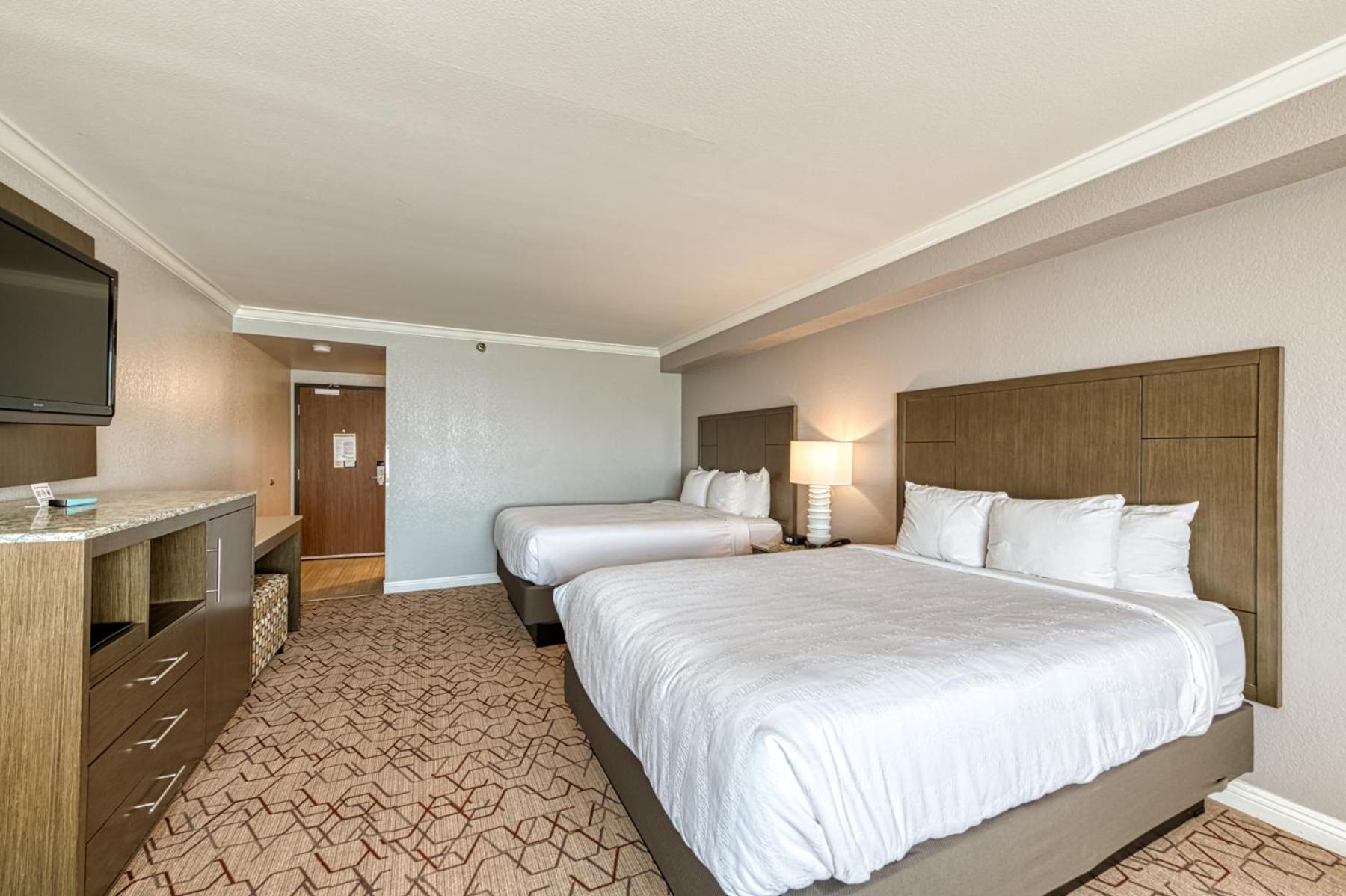 Standard Queen Room with Two Queen Beds - Non Smoking  - Photo 4