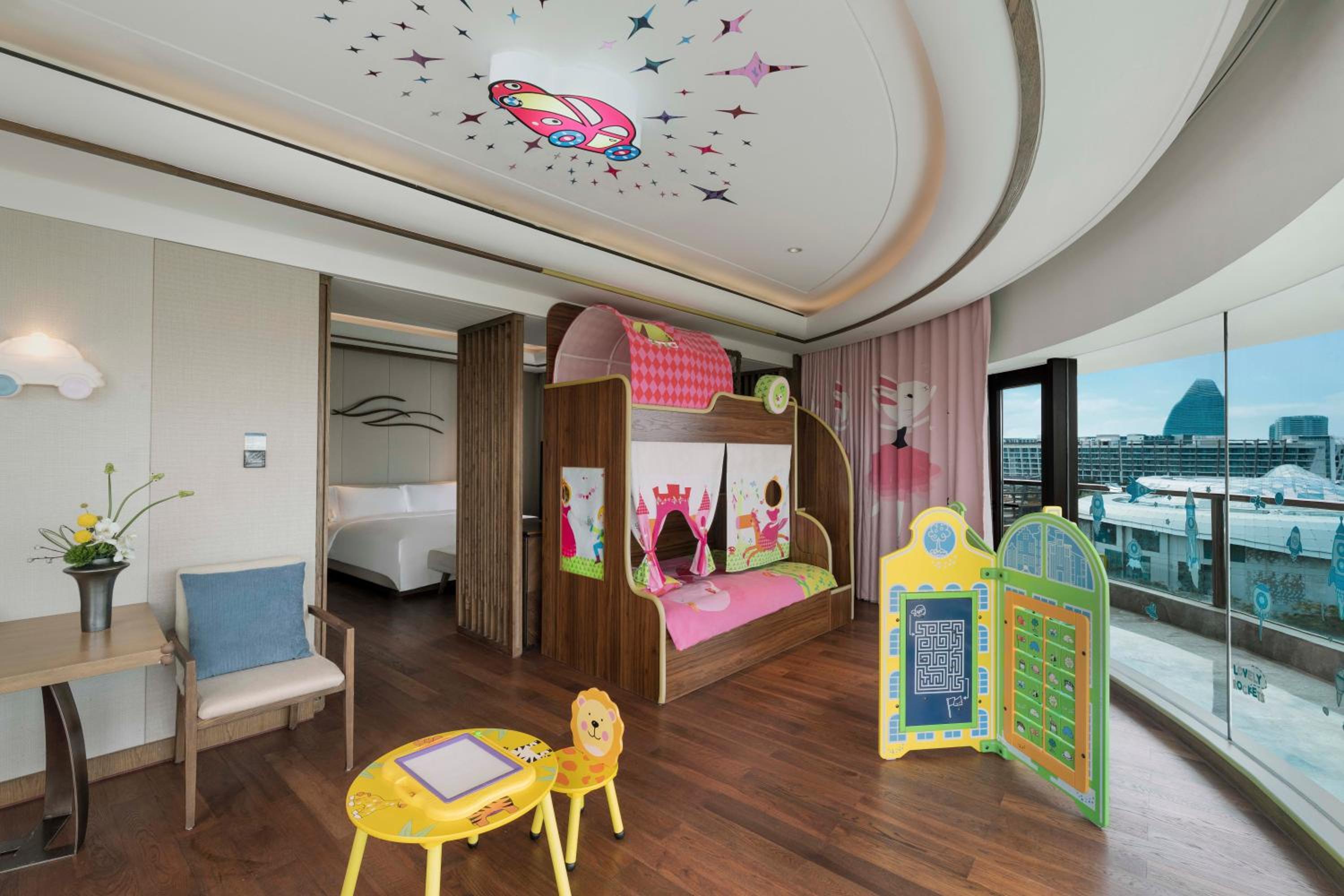 Junior King Suite with Bunk Bed - Kids Theme