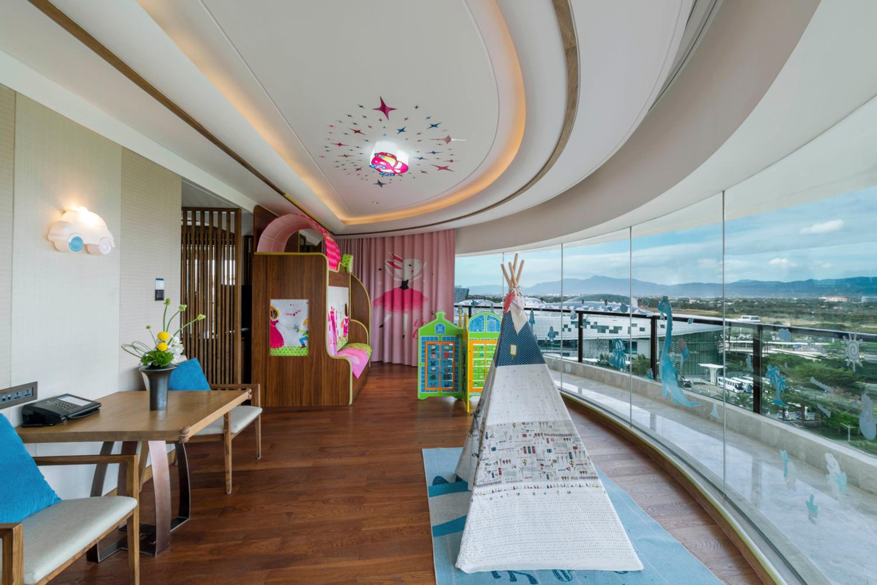 Junior King Suite with Bunk Bed - Kids Theme