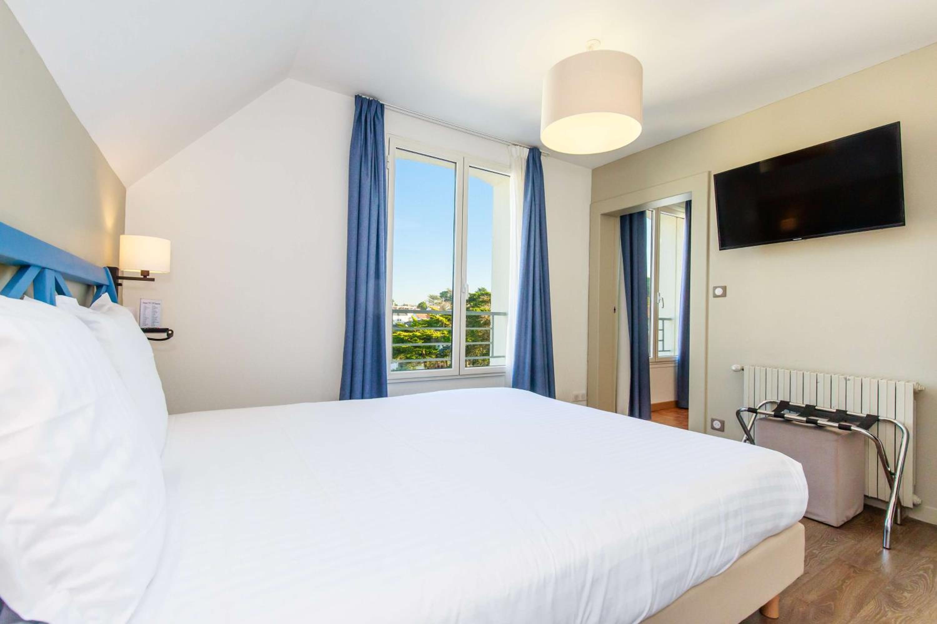 Premium Double Room with Sofa Bed and City View - Photo 4