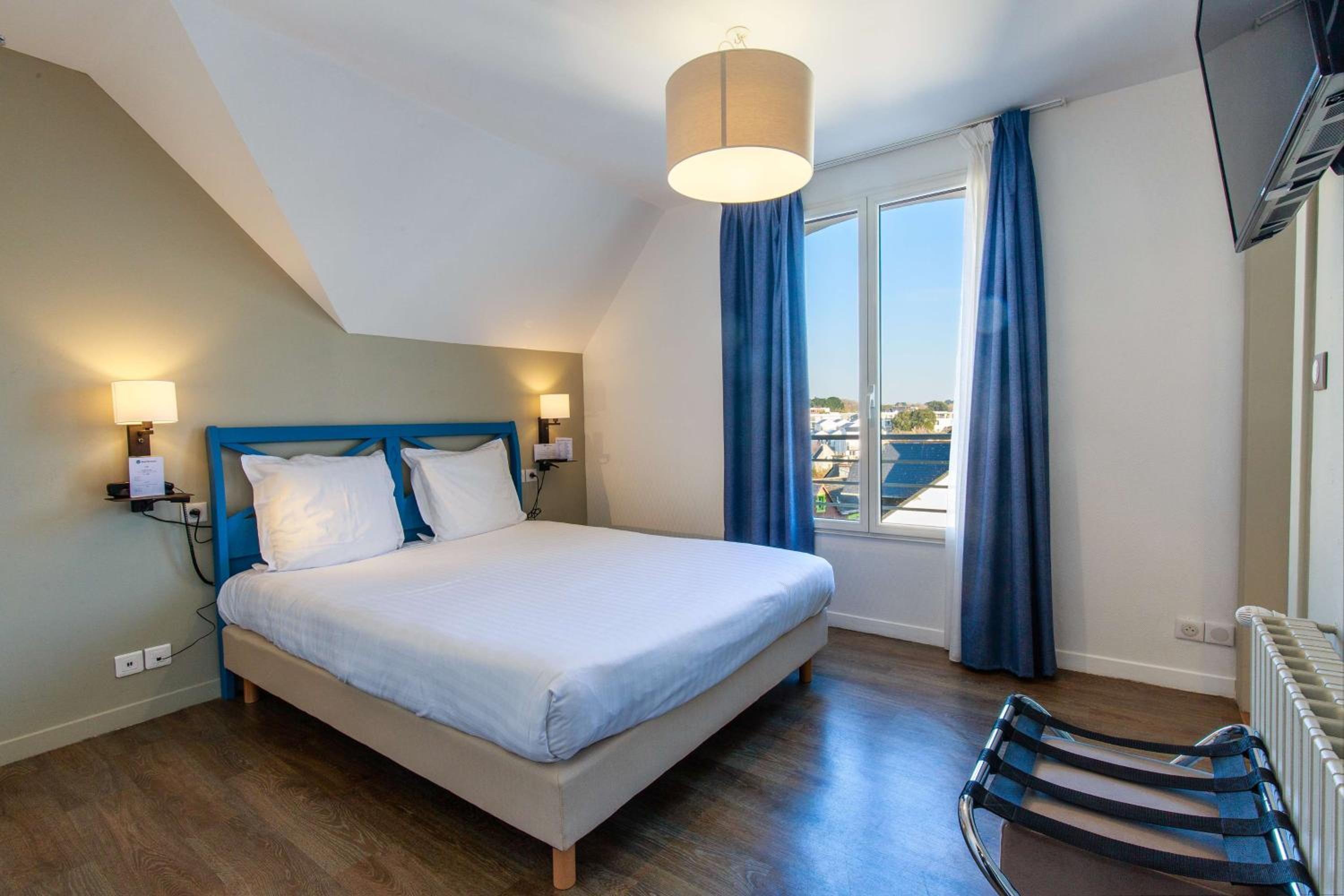 Premium Double Room with Sofa Bed and City View - Photo 3