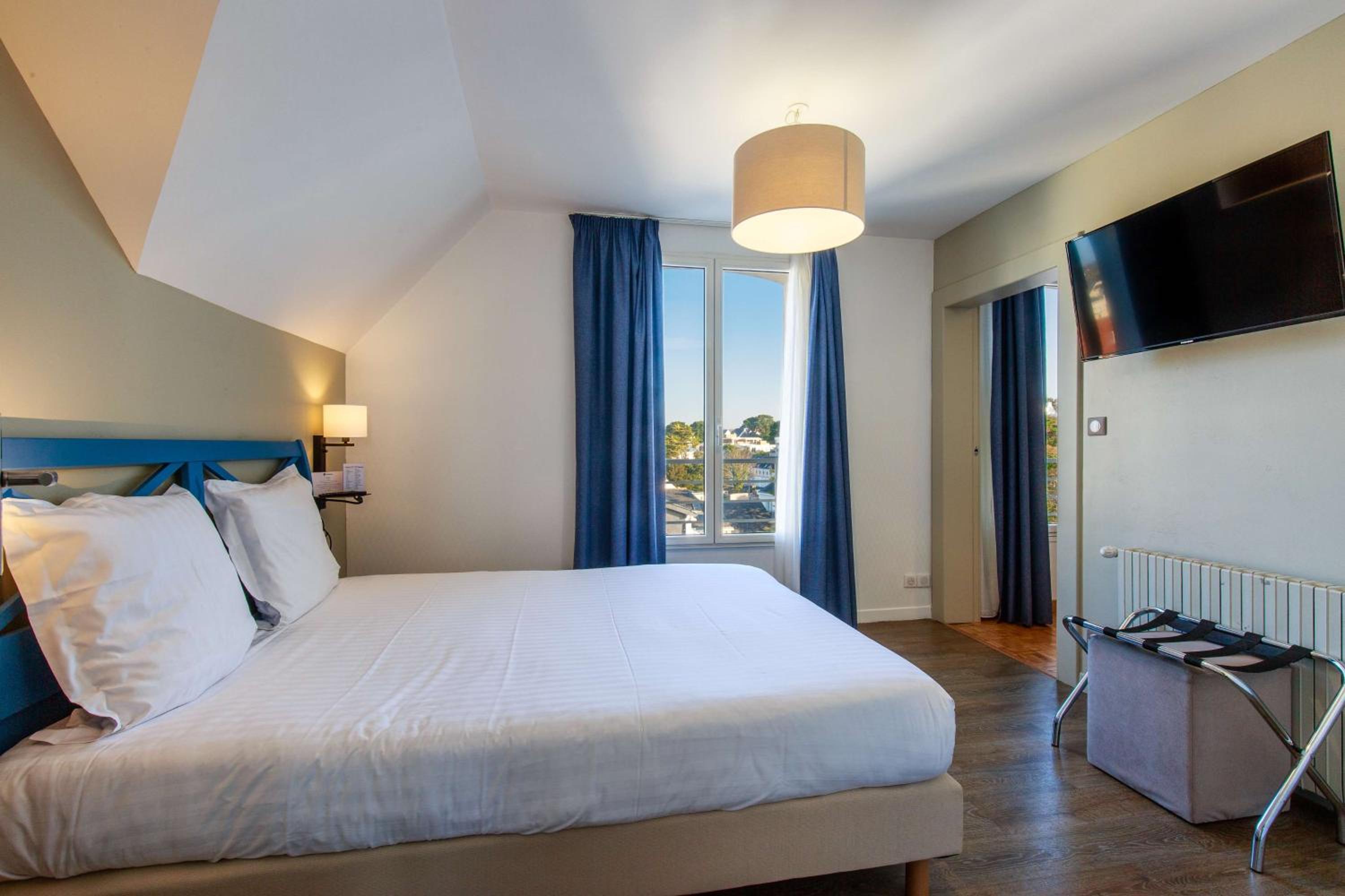 Premium Double Room with Sofa Bed and City View - Photo 2