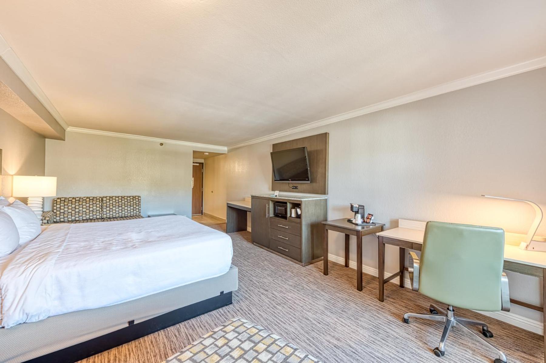 Standard King Room with Balcony - Non Smoking - Photo 7
