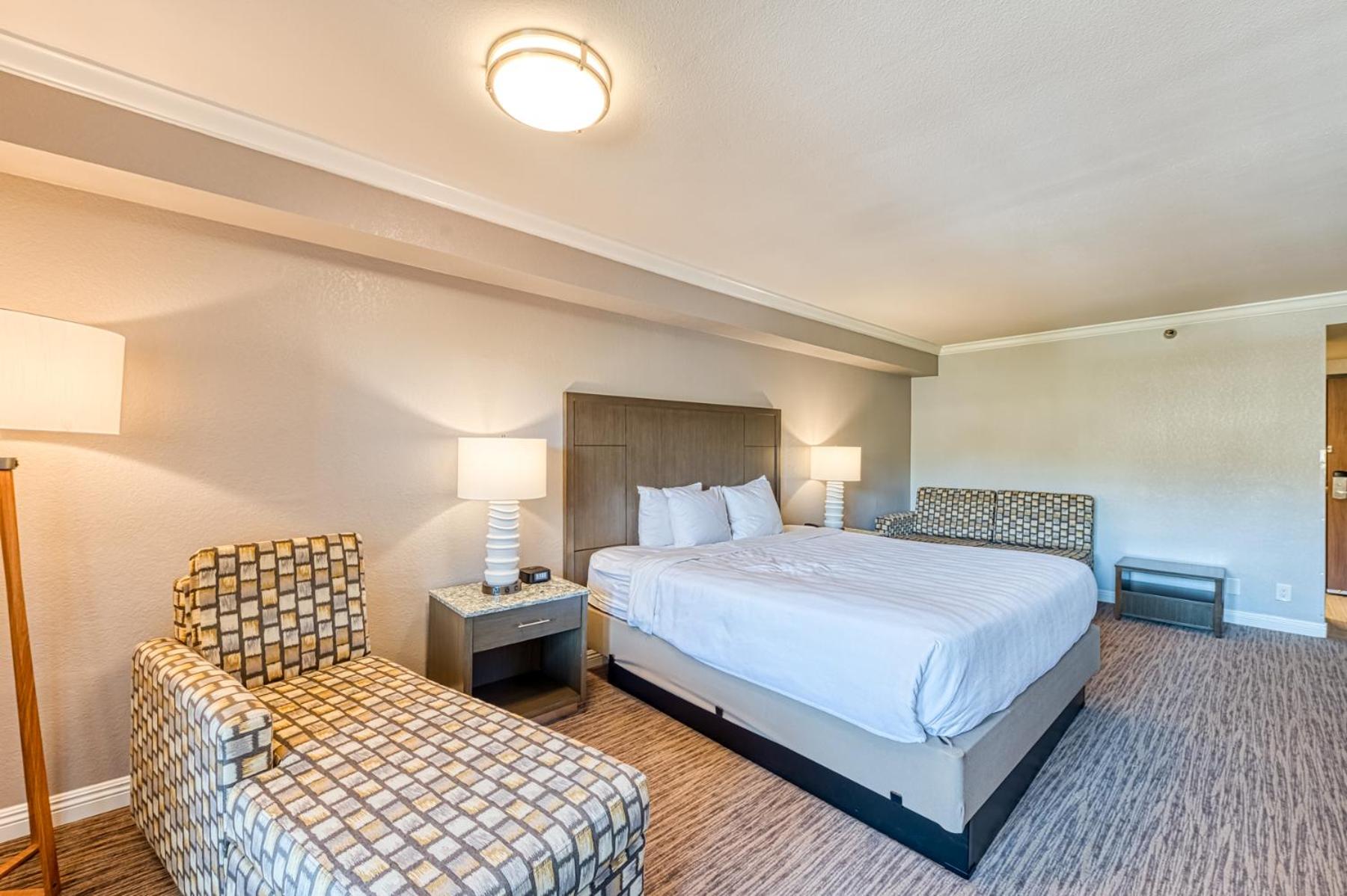 Standard King Room with Balcony - Non Smoking - Photo 8