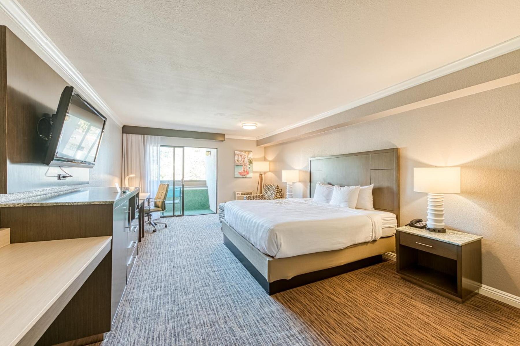 Standard King Room with Balcony - Non Smoking - Photo 1