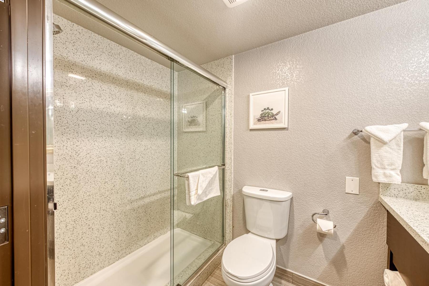 Standard King Room with Balcony - Non Smoking - Photo 9