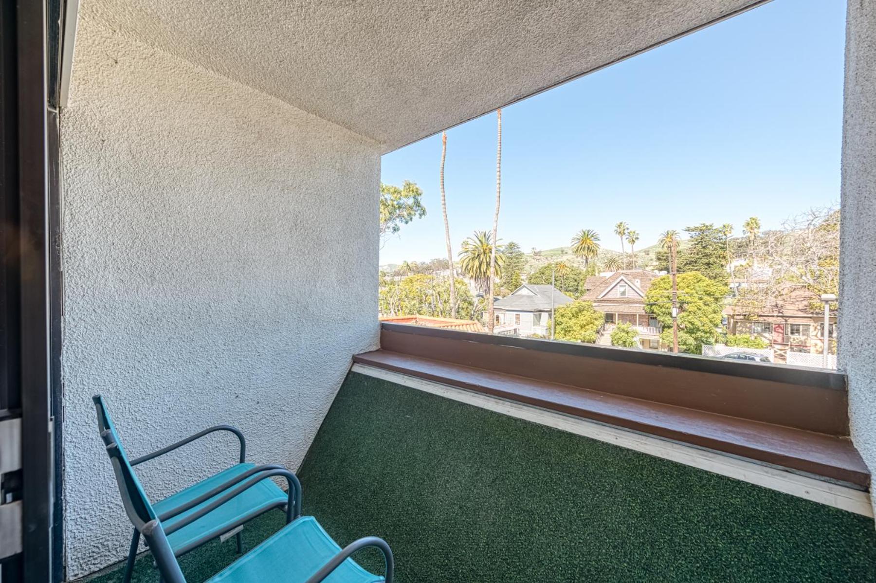 Standard King Room with Balcony - Non Smoking - Photo 3