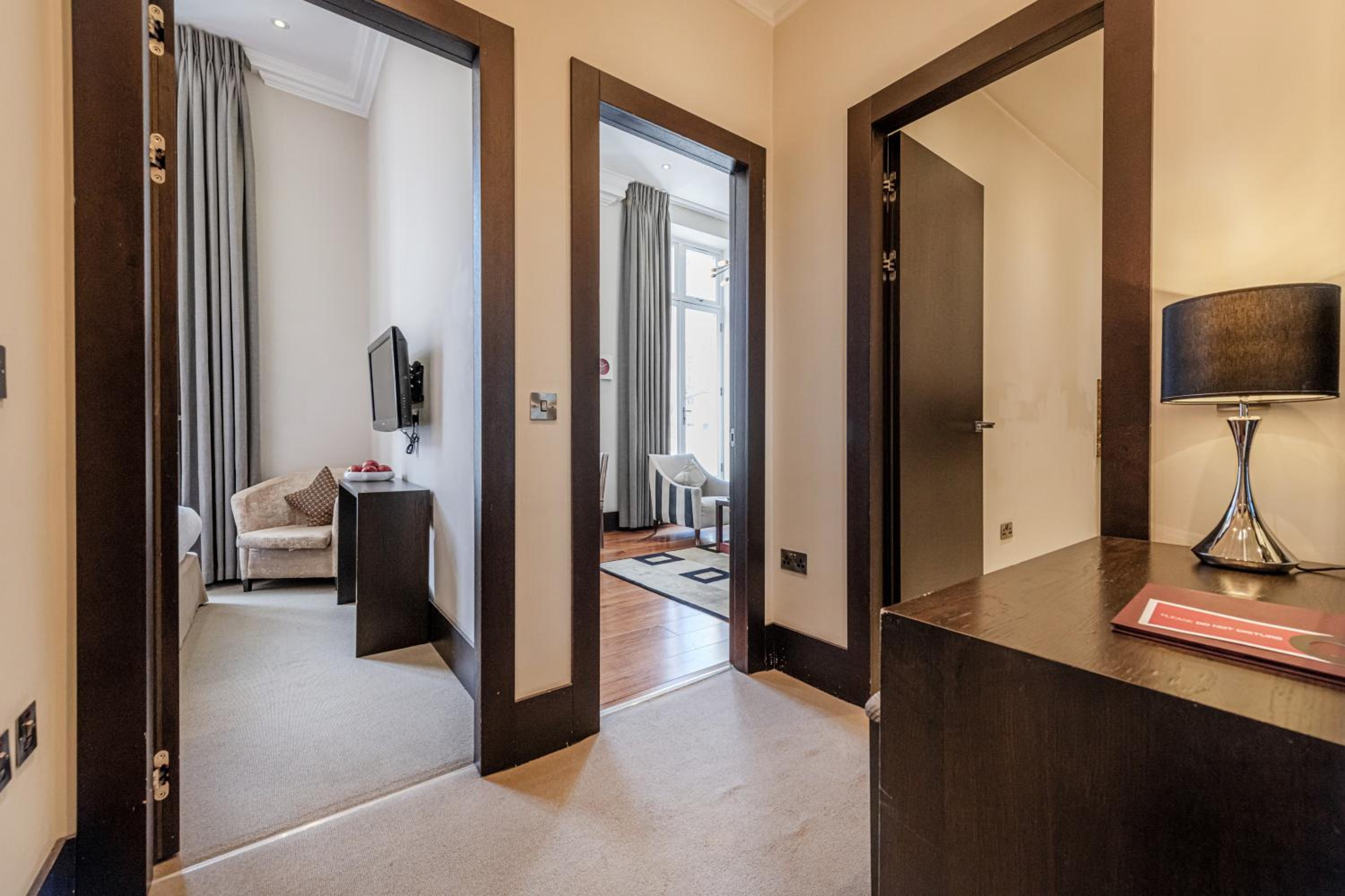 Deluxe One Bedroom Apartment with Balcony photo 3