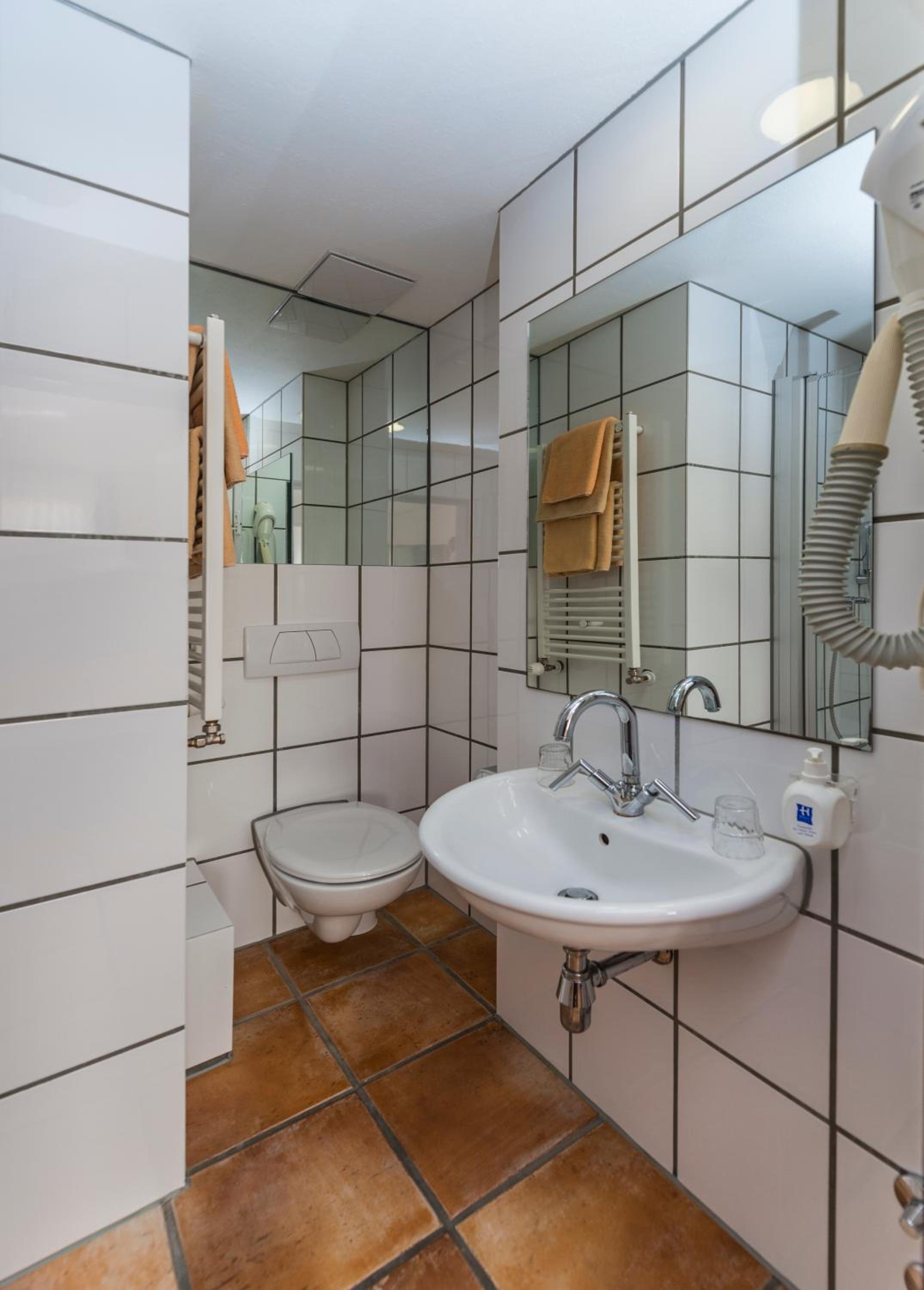 Double or Twin Room - Photo 2