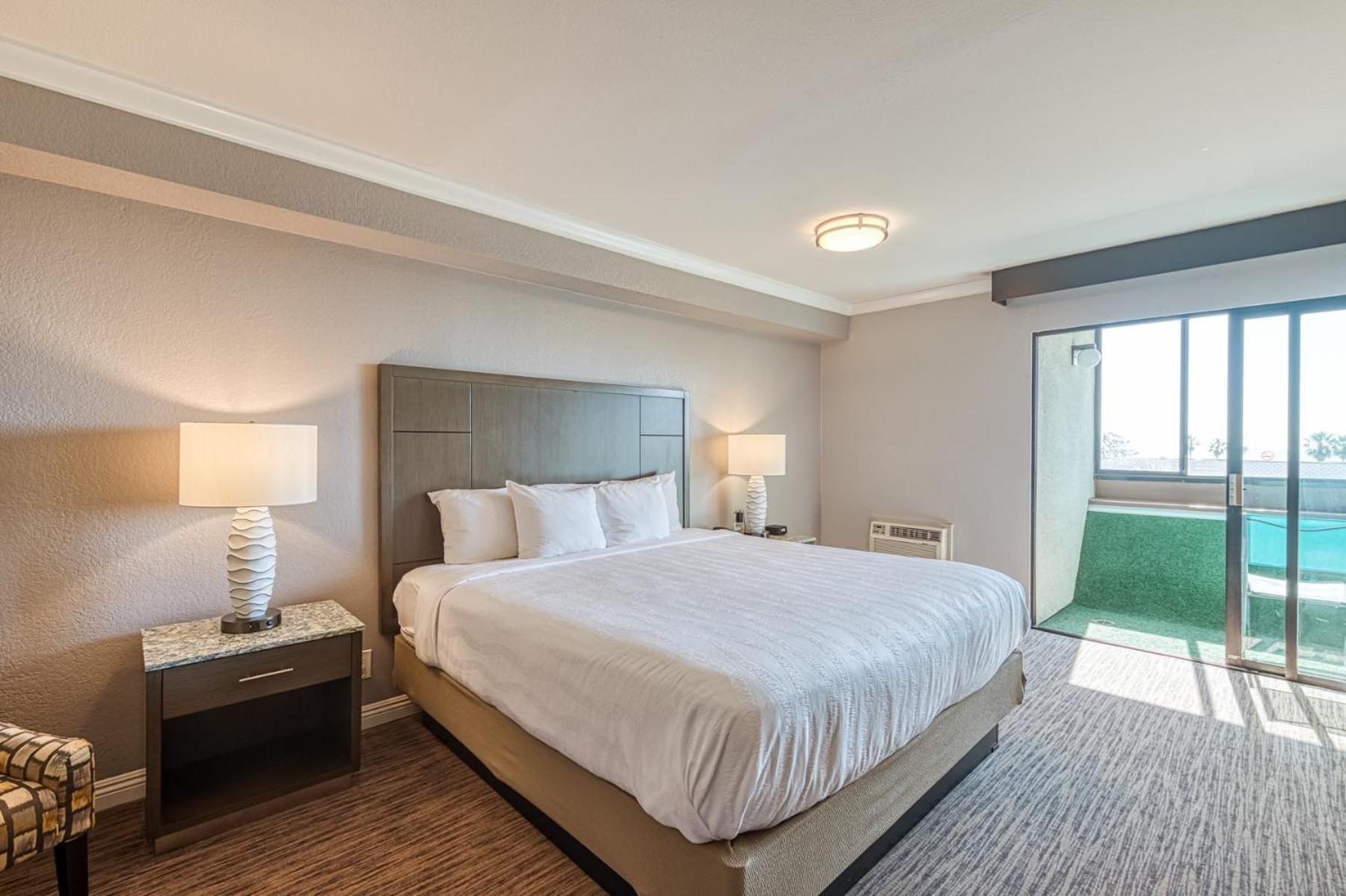 Standard King Room with Balcony and Fireplace - Non Smoking - Photo 11