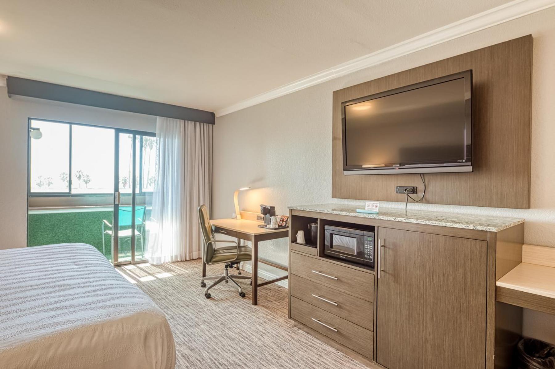 Standard King Room with Balcony and Fireplace - Non Smoking - Photo 4