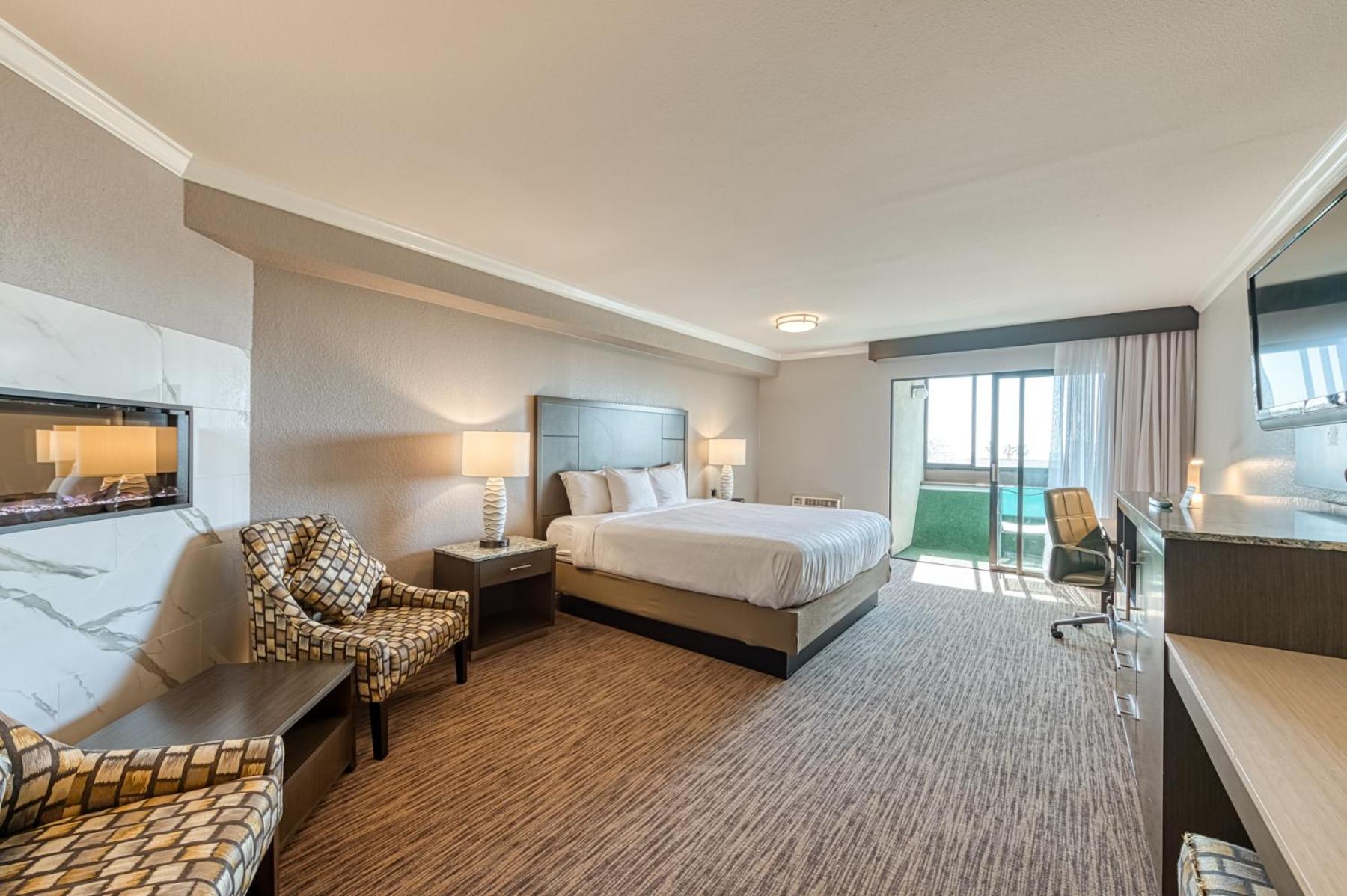 Standard King Room with Balcony and Fireplace - Non Smoking - Photo 2