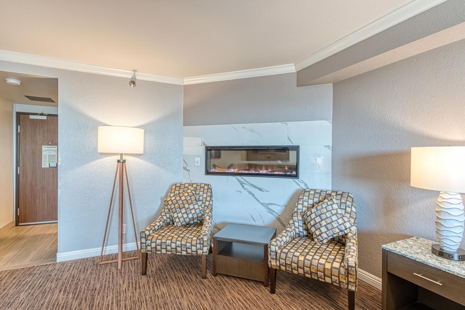 Standard King Room with Balcony and Fireplace - Non Smoking - Photo 8