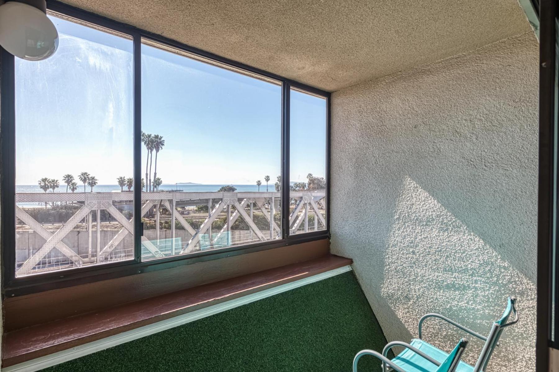 Standard King Room with Balcony and Fireplace - Non Smoking - Photo 7