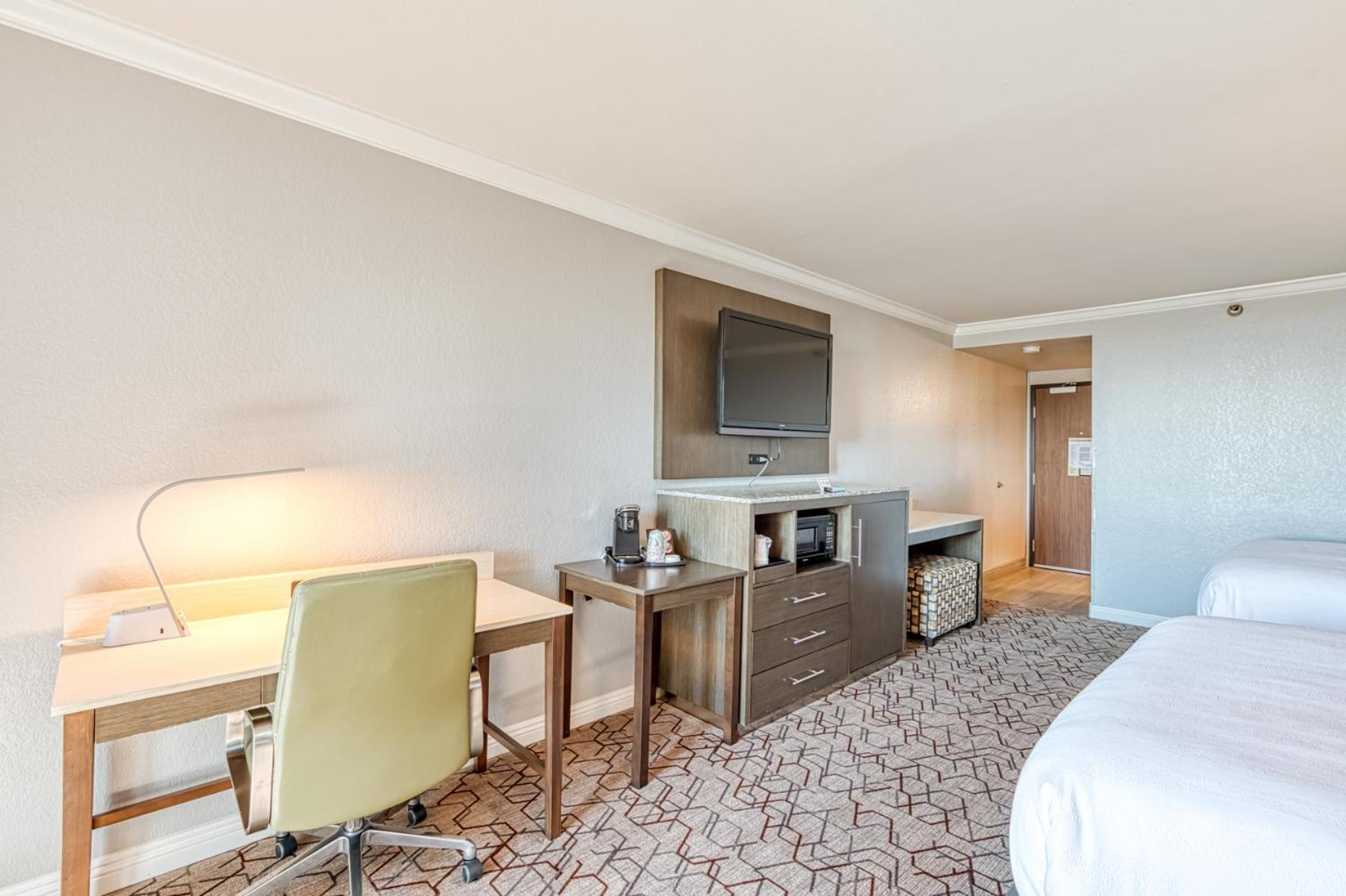 Standard Queen Room with Two Queen Beds with Balcony - Non Smoking - Photo 5