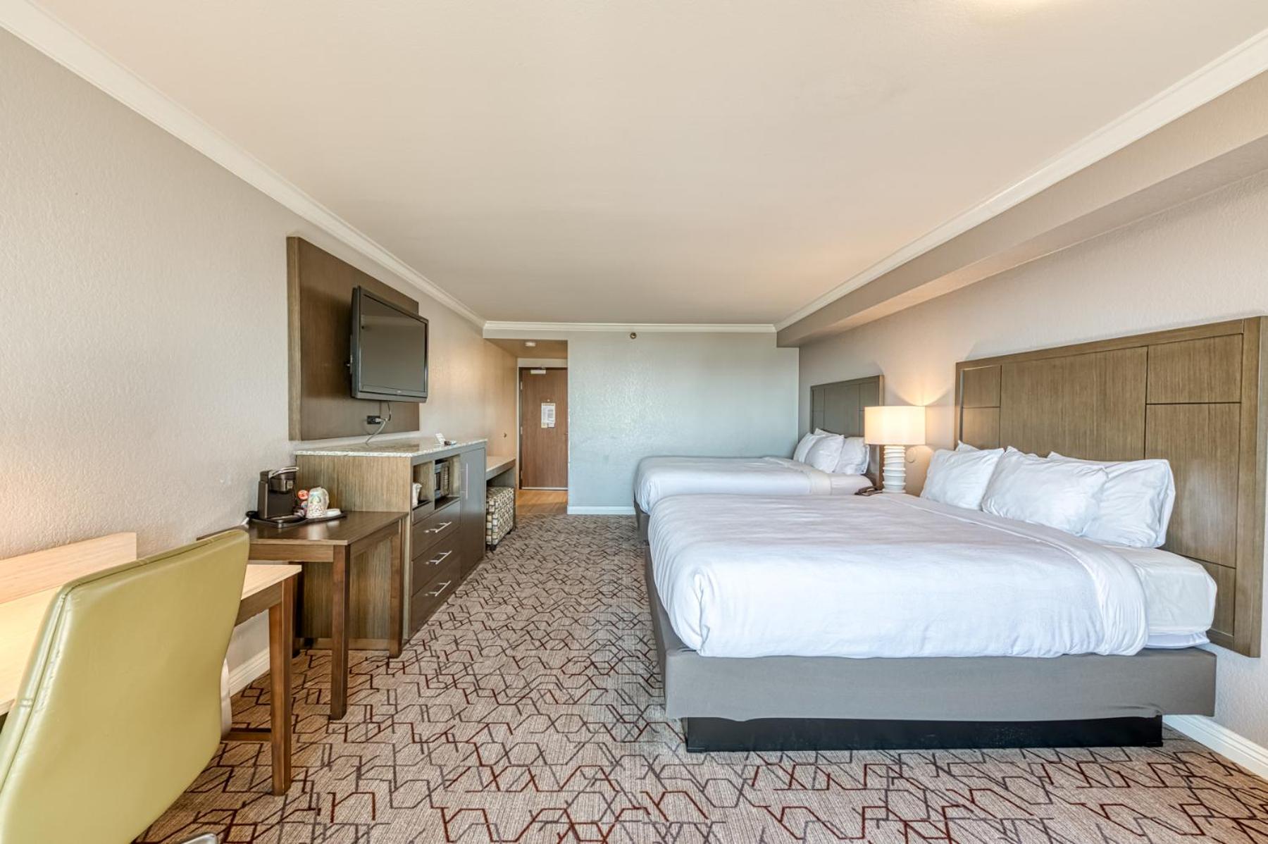 Standard Queen Room with Two Queen Beds with Balcony - Non Smoking - Photo 7