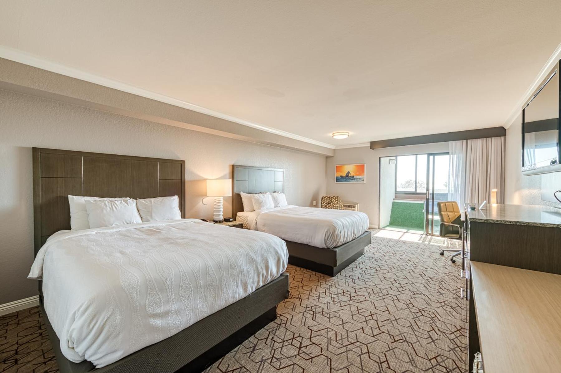 Standard Queen Room with Two Queen Beds with Balcony - Non Smoking - Photo 2
