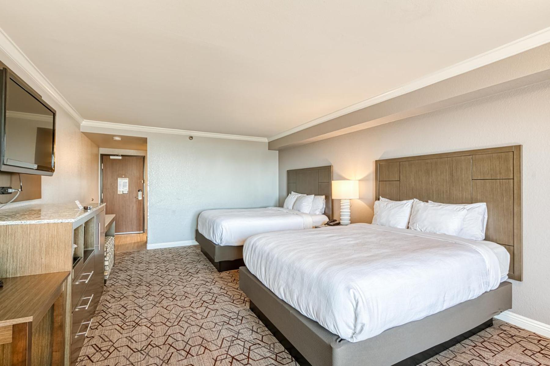 Standard Queen Room with Two Queen Beds with Balcony - Non Smoking - Photo 6